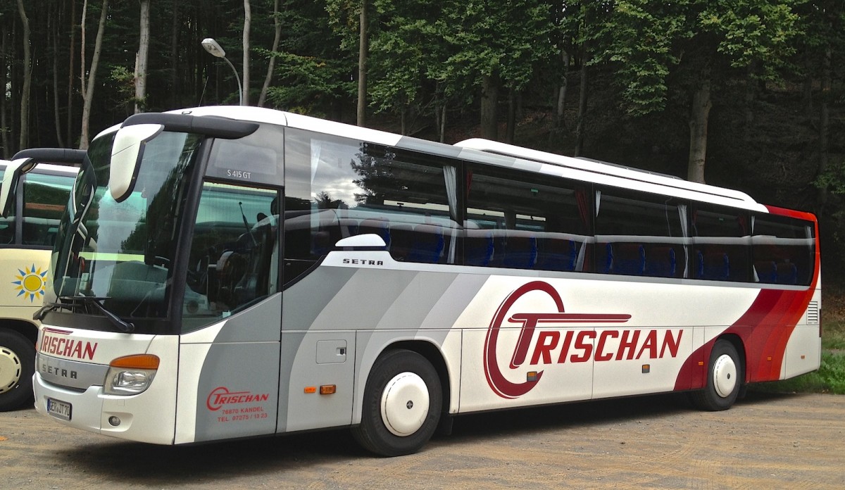 Dieser Setra S415 UL-GT von Trischan Reisen aus Kandel stand whrend eines Bundesligaspiels des 1.FCK auf einem Parkplatz und wartete auf seinen Einsatz.
