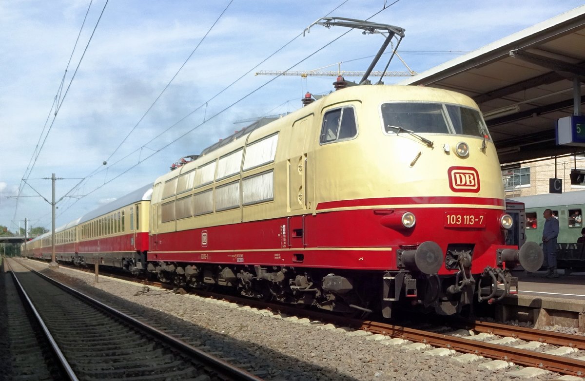 Dieses Froschblick auf 103 113 wurde am 14 September 2019 in Göppingen vom Bahnsteig gemacht und später mit der Rechner etwa eingeschnitten.