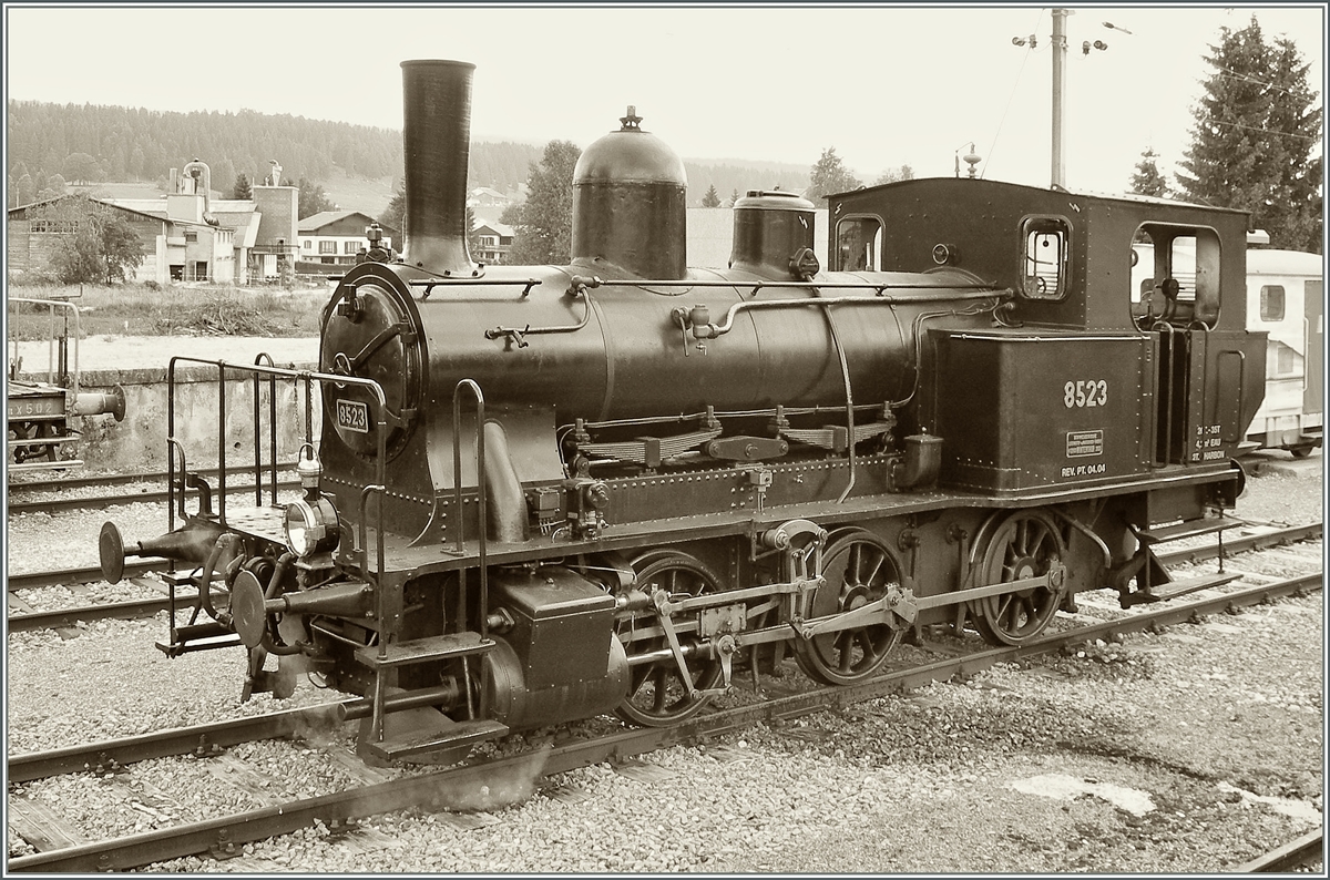 Doch in Le Brassus konnte ich zierliche E 3/3 8523 der CTVJ (Compagnie du Train à vapeur de la Vallée de Joux) ohne störende Elemente fotografieren - leider mit etwas überbelichtetem Himmel...
23. Juli 2006