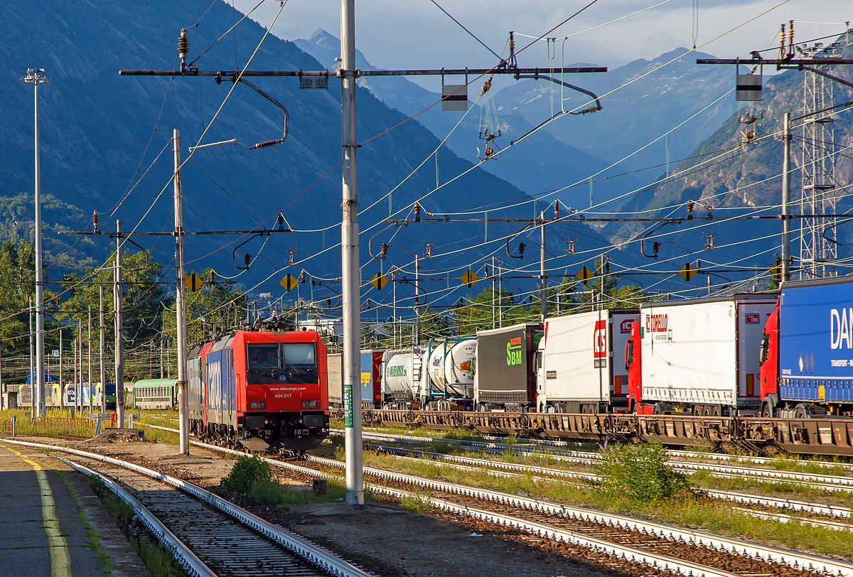 Domodossola Rbf am 02.08.2019:
Die SBB Cargo Re 484 017-9 / E 484.017 SR (91 85 4484 017-9 CH-SBBC) und die an die SBB Cargo International AG vermietete Vectron 193 478-5  Gottardo  (91 80 6193 478-5D-SIEAG) rollen nun mit abgesenkten Stromabnehmer zurck und werden spter in die Abstellgruppe geparkt. Whrend hinten zwei BLS Re 485 (TRAXX F140 AC1) den RAlpin-RoLa-Zug aus Novara nach Freiburg im Breisgau bernehmen.
