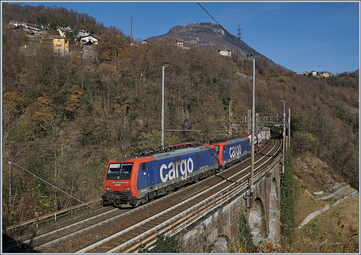 Domodossola war immer eine gute Aderesse, um dort hin und wieder eine SBB Re 474 zu sehen. Doch diese Dienste waren für die RoLa (Freiburg) - Domodossola - Novara vorbehalten. 
Durch die Baubedingte Sperrung der Luino-Strecke verkehren nun (noch bis zum Fahrplanwechsel) diese Züge via Simplon und einige davon werden mit den Re 474 bespannt. Heute hatte ich endlich die Gelegenheit, diese Loks auf der Simplonstrecke fotografieren zu können: SBB Re 474 003 (UIC 91 85 4 474 003-1 CH SBBC) und eine weiter Re 474 mit einen Güterzug Richtung Domodossola bei Preglia.
21. Nov. 2017
