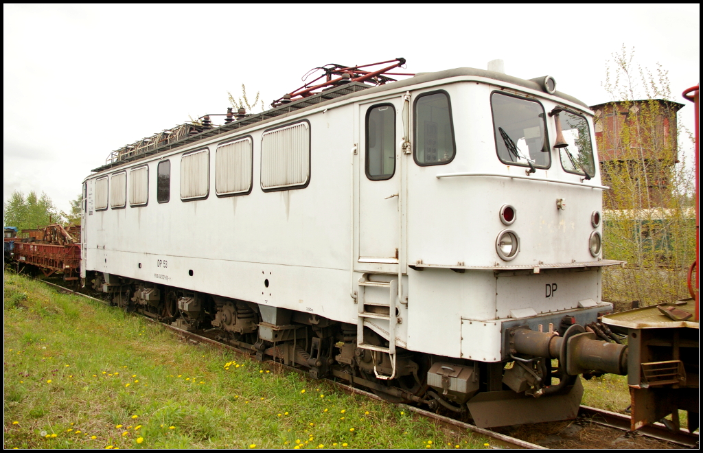 DP 53 / 142 132 konnte am 06.05.2017 auf einem Schrottgleis nähe des Rundschuppens der Eisenbahnfreunde Salzwedel entdeckt werden. Sie stand dort mit weiteren Loks aus der Baureihe 142 von der Deutsche Privatbahn GmbH.