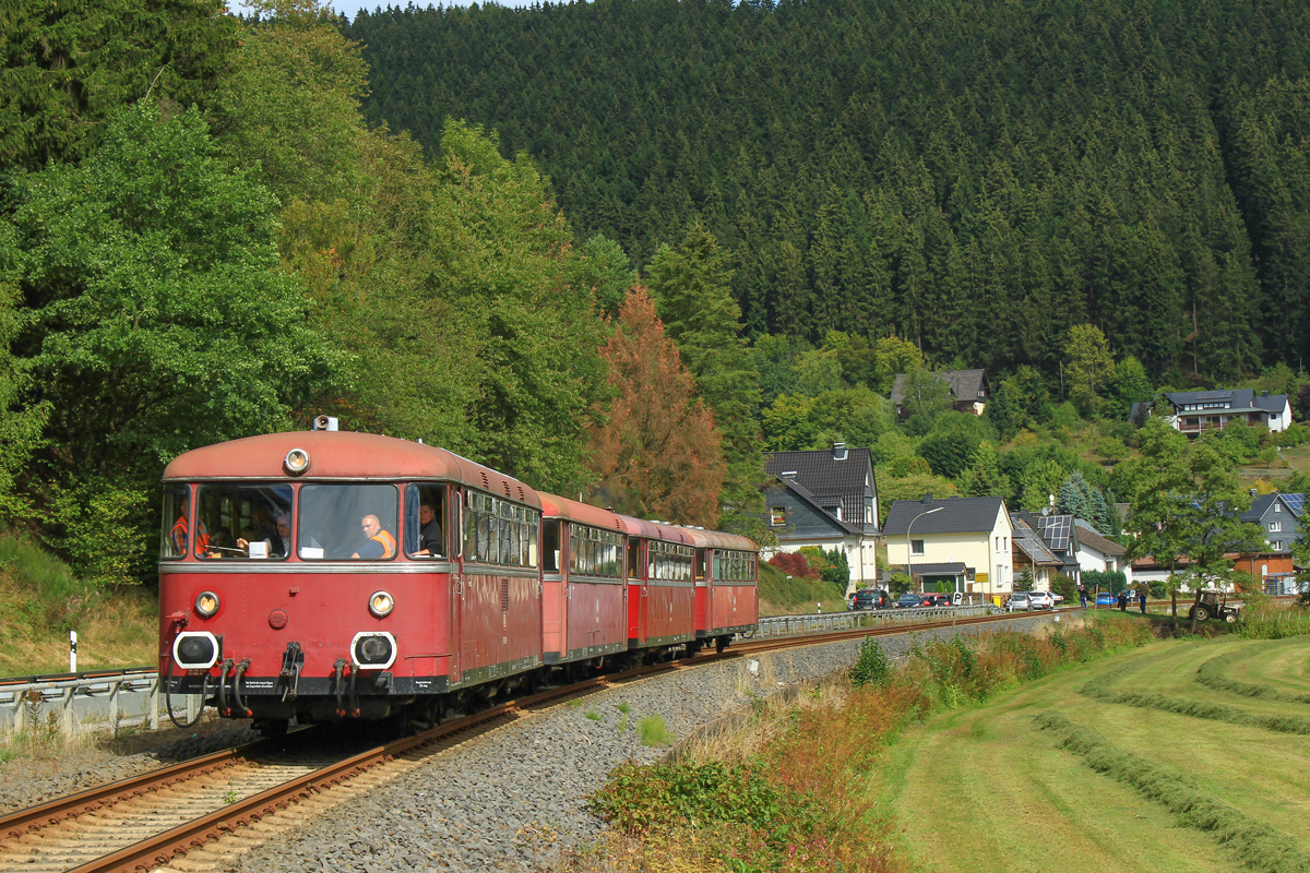 DPE-G 29548 als Sonderfahrt der Oberhessischen Eisenbahnfreunde (OEF) von Gießen nach Erndtebrück am 09.09.2018 in der wundervollen Wittgensteiner Heimat. Ursprünglich sollte die Fahrt über die Ohmtalbahn nach Nieder Ofleiden gehen, welche aber durch Bauarbeiten gesperrt ist. Somit kamen die vier Schienenbusse über die Obere Lahntalbahn nach Erndtebrück. Hier ist die Garnitur bei Bermershausen zu sehen.