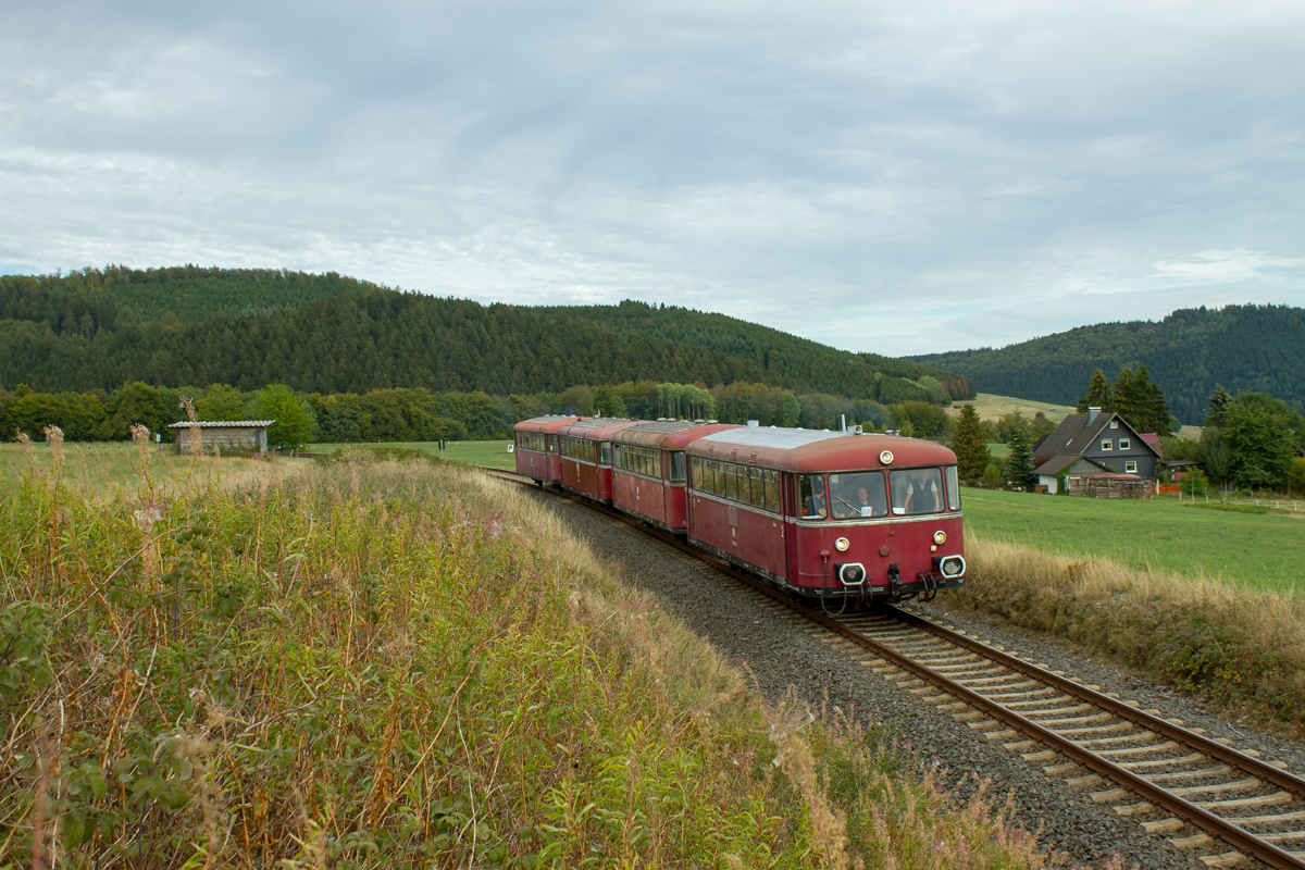 DPE-G 29549 als Sonderfahrt der Oberhessischen Eisenbahnfreunde (OEF) von Erndtebrück nach Gießen am 09.09.2018 in der wundervollen Wittgensteiner Heimat. Ursprünglich sollte die Fahrt über die Ohmtalbahn nach Nieder Ofleiden gehen, welche aber durch Bauarbeiten gesperrt ist. Somit kamen die vier Schienenbusse über die Obere Lahntalbahn nach Erndtebrück. Hier ist die Garnitur bei Oberndorf zu sehen.