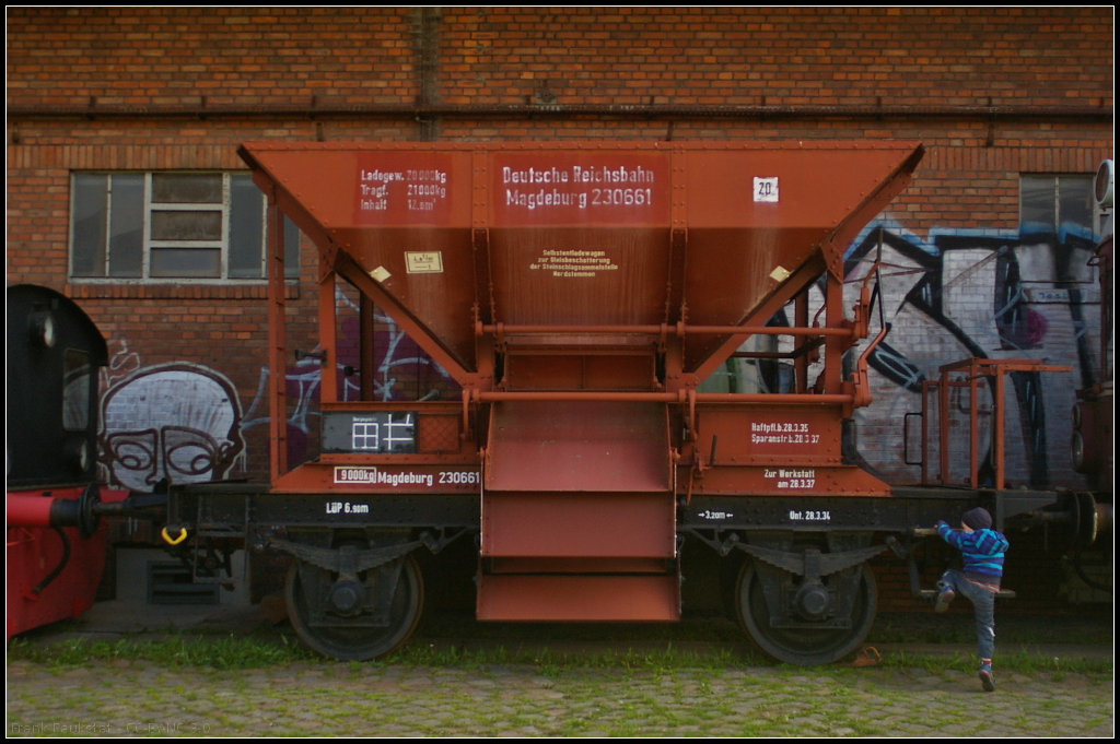 DR 230661 Magdeburg Fcckk in Magdeburg Neustadt, 10.05.2015
<br><br>
Beim Fr�hjahrsfest der Magdeburger Eisenbahnfreunde stand dieser Fcckk am alten Lagerhaus des Hafens.