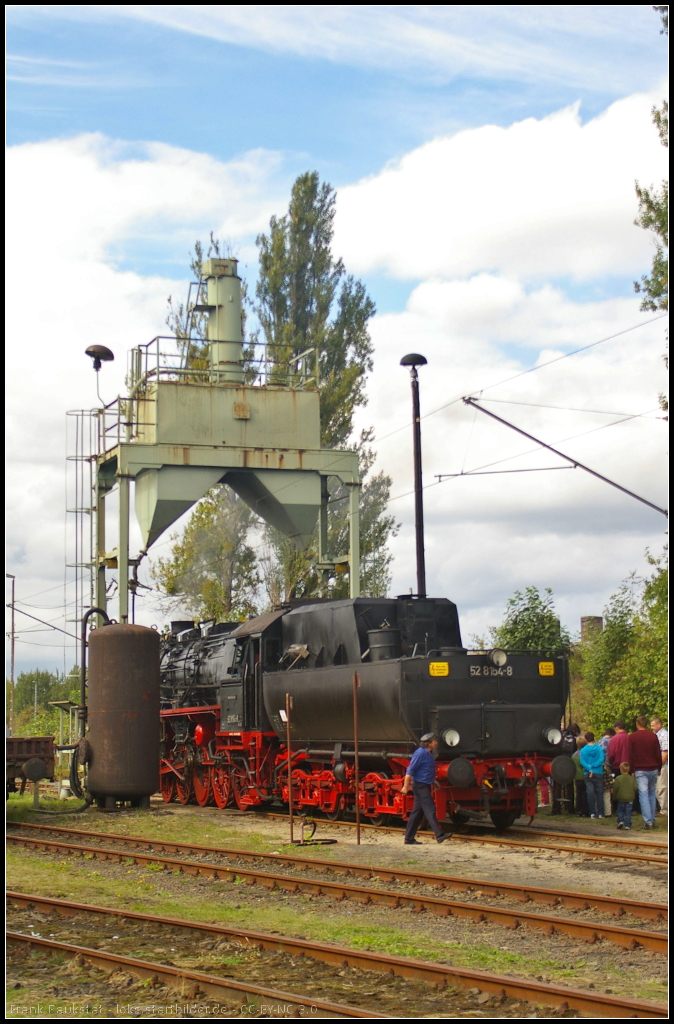 DR 52 8154-8 des Eisenbahnmuseum EMBB Leipzig e.V., die f�r F�hrerstandsmitfahrten bei den Bahnaktionstagen des Berlin-Anhaltinischen Eisenbahnverein e.V. am 15.09.2013 im alten DB Regio-Bw in Lutherstadt Wittenberg bereit stand, hier an der Besandungsanlage