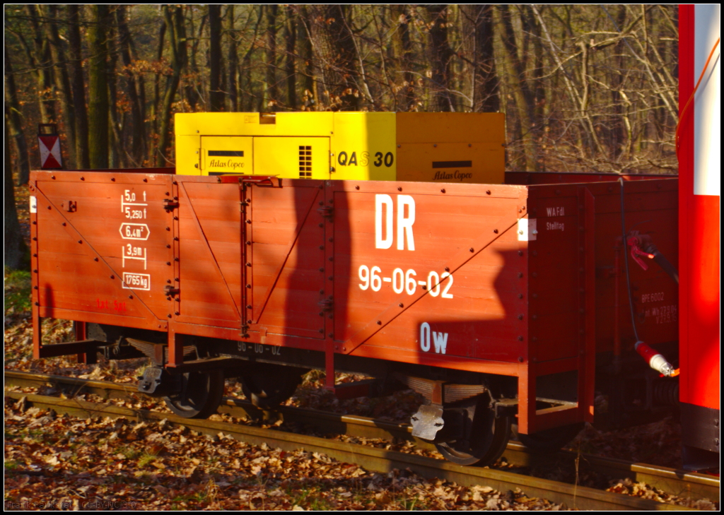 DR 96-06-02 Ow im Bestand der Berliner Parkeisenbahn war hier bei einem Sonderzug als Transportwagen f�r einen Generator im Einsatz um die mitgef�hrten Personenwagen zu beheizen. Wuhlheide, 13.02.2016