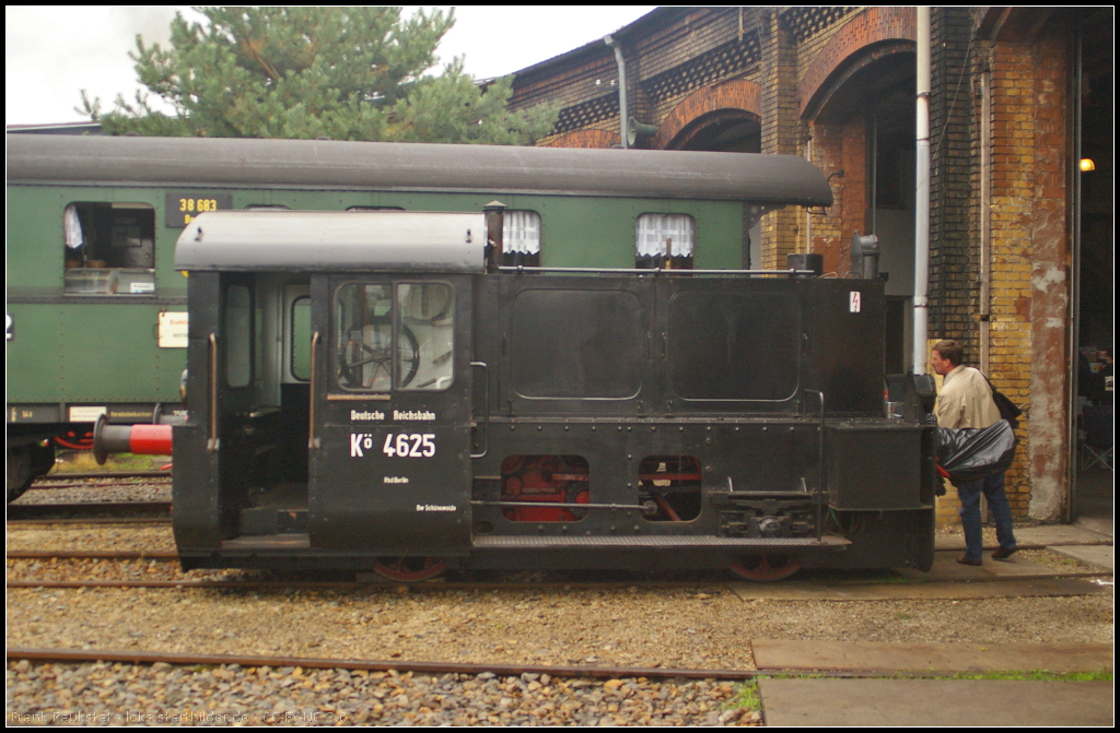 DR K� 4625 in Berlin Sch�neweide, 20.09.2014. Beim 11. Berliner Eisenbahnfest stand die im Jahr 1934 von BMAG gebaute Kleinlok vor dem Lokschuppen. Sie wurde als Kb 4625 an die DRG ausgeliefert und 1970 in 100 625-3 umgezeichnet. 1992 erfolgte eine weitere Umzeichnung in 310 625-9. Die Ausmusterung erfolgte 1998 in Berlin-Pankow.