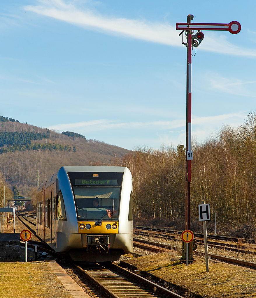 
D'r Zoch ktt....Wobei es ist eigentlich nur ein Triebwagen.
 
Ein Stadler GTW 2/6 der Hellertalbahn fhrt am 08.03.2015 als RB 96  Hellertal-Bahn  (Neunkirchen - Herdorf - Betzdorf) in den Bahnhof Herdorf ein. 

Mit ihm beginnen wir unseren Ausflug nach Kln. Das Ticket kann man bequem beim Fahrer lsen. Die Tageskarte fr bis zu 5 Personen kostet z.Z. 34,90 . Sie ist im ganzen VRS-Netz gltig, z.B. in Kln auch fr alle Stadt- und U-Bahnen. 
