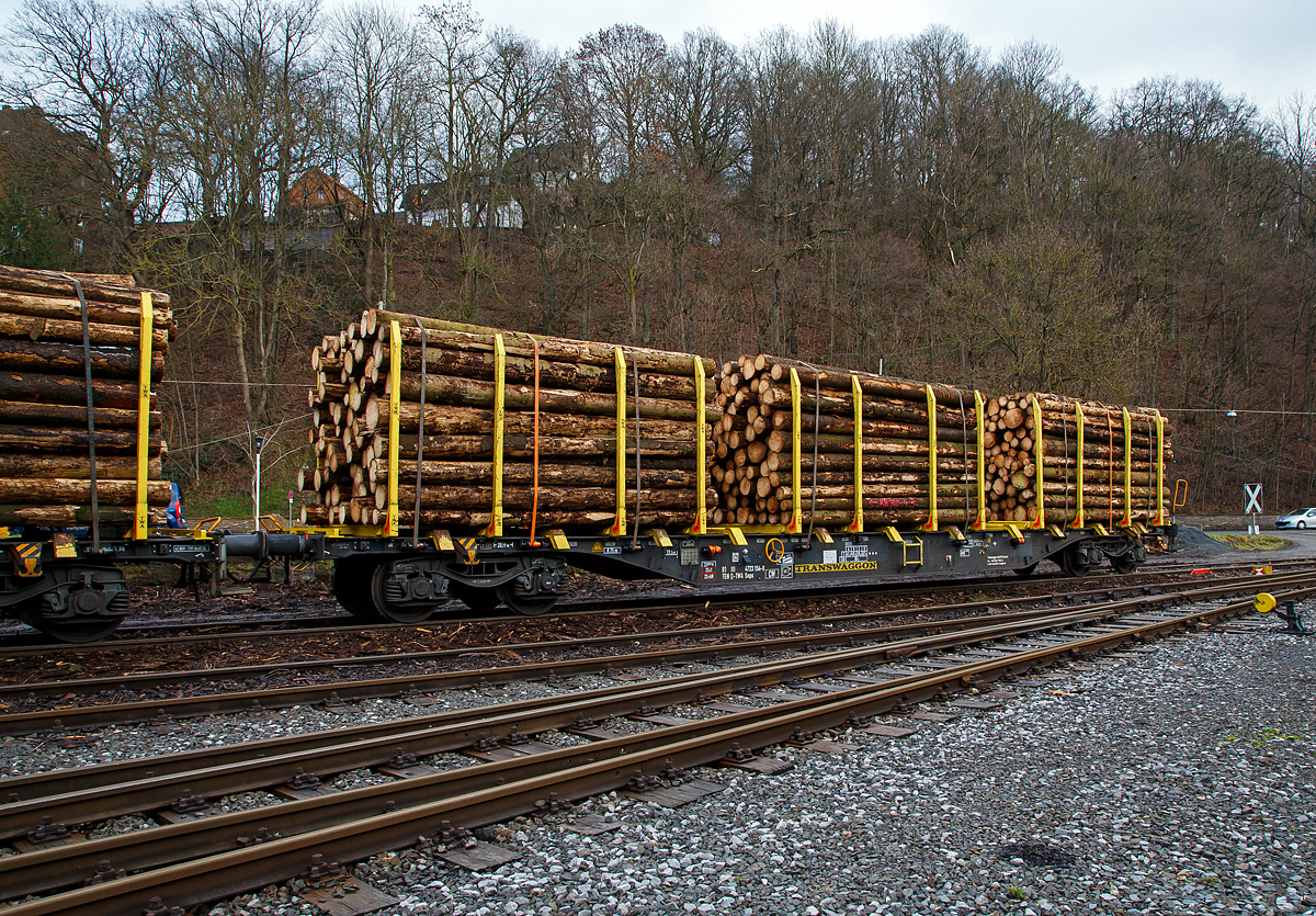 Drehgestell-Flachwagen mit vier Radstzen und Niederbindeeinrichtung, 81 80 4723 154-8 D-TWA, der Gattung Snps, der TRANSWAGGON GmbH, beladen mit Fichten-Rundholz abgestellt am 30.12.2020 in Siegen-Eintracht auf der Gleisanlage der Kreisbahn Siegen-Wittgenstein (KSW). Der Wagen wurde 2016 von Tatravagonka Poprad (Slowakei) unter der Fabriknummer 111 gebaut.

Gewaltige Forstschden an dem kompletten Fichtenbestand durch den Borkenkfer sind in der Region zu beobachten. Mit der Abholzung kommt man nicht hinterher. Hier in Siegen bei der KSW findet die Holzverladung der Region auf die Schiene statt.

Der Drehgestell-Flachwagen wurde speziell fr den Transport von Rundholz und Schnittholz entwickelt und zeichnet sich durch hohe Ladekapazitt und optimierte Ladesicherung aus. 
Tatravagonka Poprad (Slowakei) lieferte Ende 2016 insgesamt 200 Holztransportwagen (Nummernreihe 81 80 4723 000 bis 81 80 4723 199) der Gattung Snps an die Transwaggon GmbH, die diese an vermietet. Die Fahrzeuge sind eine Neuentwicklung in Leichtbauweise. Sie knnen im G2-Profil verkehren und haben neben Deutschland auch eine Zulassung fr die Slowakei, Tschechien, Polen, sterreich, Schweden, Dnemark und Niederlande. Die Snps knnen mit Rundholz in verschiedenen Lngen zwischen 2 Meter und 6 Meter beladen werden. Auf jeder Lngsseite befinden sich zwlf Exte-Rungen, die ber Muttern befestigt werden und umsteckbar sind. Die stabilen Ladeschwellen sind leicht austauschbar. Der Wagenboden besteht aus Trnenblechen. Die einzelnen Fubodenplatten wiegen jeweils rund 30 kg. Zur Verzurrung der Ladung sind von Hand zu bedienende Niederbindeeinrichtungen vorhanden. Die Ladeschwellen sind gengend hoch, so dass die handelsblichen Umschlagmittel verwendet werden knnen.

Die Wagen knnen mit Stirnwnden nachgerstet werden. Und durch eine Nachrstung mit klappbaren Containerzapfen kann der Snps auch wie Tragwagen der Gattung Sggns genutzt werden.

TECHNISCHE DATEN:
Gattung: Snps
Spurweite: 1.435 mm (Normalspur)
Lnge ber Puffer:  20.770 mm
Drehzapfenabstand: 15.230 mm
Radsatzstand in den Drehgestellen: 1.800 mm
Laufraddurchmesser: 920 mm (neu)
Drehgestellt: Y25 Ls-K
Ladelnge: 19.530 mm
Fubodenhhe ber SO: 1.270 mm (OK Ladeschwelle)
Rungenhhe: 2.504 mm
Eigengewicht: 23.000 kg 
Zuladung bei Lastgrenze S: 67 t (ab Streckenklasse D) 
Max. Geschwindigkeit: 100 km/h / 120 km/h (leer)
Kleinster Gleisbogenhalbmesser: 75 m
Bauart der Bremse: KE-GP-A 
Bremssohle: C 810
Handbremse: Ja
Verwendungsfhigkeit: TEN
