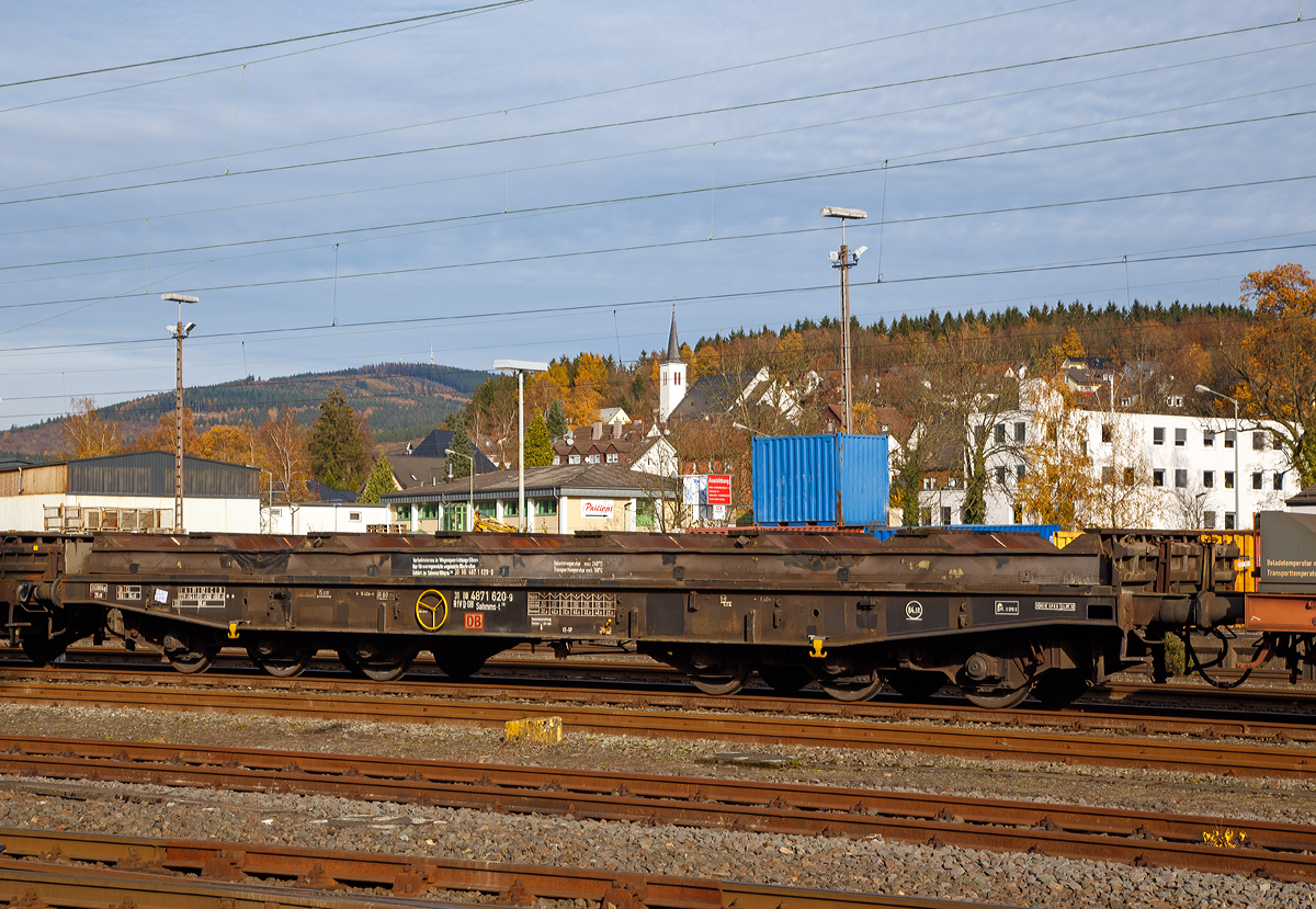 Drehgestellflachwagen mit sechs Radstzen, mit Lademulden fr Coiltransporte (Blechrollen) der Gattung Sahmms-t 710, Nummer 31 80 4871 620-9 RIV D-DB der DB Schenker Rail Deutschland AG, abgestellt am 08.11.2015 in Kreuztal.

Auf den eigentlichen Drehgestell-Flachwagen ist ein Ladegestell aufgesetzt, im dem sich 7 Lademulden fr Coils befinden. Bei Bedarf kann das Ladegestell abgehoben werden und der Wagen kann so fr andere Gter verwendet werden.

Technische Daten:
Spurweite: 1.435 mm
Anzahl der Achsen: 6 in zwei Drehgestellen
Lnge ber Puffer: 16.400 mm
Drehzapfenabstand: 8.400 mm
Achsabstand im Drehgestell: 3.400 (2  1.700) mm
Gesamter Radsatzstand: 11.800 mm
Ladelnge: 15.000 mm
Ladebreite in den Mulden (Sahmms-t): 2.450 mm
max Coil-: 2.200 mm
Hchstgeschwindigkeit: 100 km/h (beladen) /120 km/h (leer)
Maximales Ladegewicht: 84,5 t (Streckenklasse CE oder hher)
Eigengewicht: 35.080 kg
Achslast: 20 t
Kleinster bef. Gleisbogenradius: 80 m
Bauart der Bremse: KE-GP
Handbremse: Fbr 