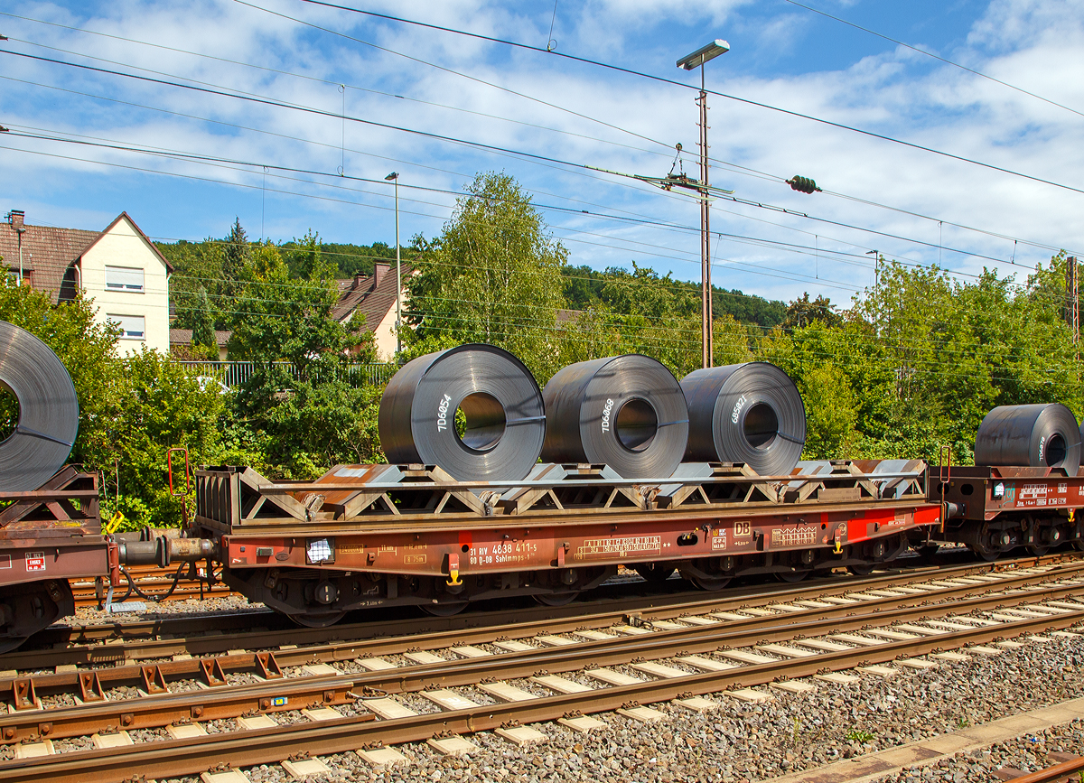 
Drehgestellflachwagen mit sechs Radsätzen, mit Lademulden für Coiltransporte der Gattung Sahlmmps-t 713 Nummer 31 80 4838 411-5 D-DB der DB Cargo Deutschland AG, bei einer Zugdurchfahrt (beladen mit Warmband-Coils) am 24.07.2020 in Kreuztal.

Auf den eigentlichen Drehgestell-Flachwagen ist ein Ladegestell aufgesetzt, im dem sich 5 Lademulden für Coils befinden. Bei Bedarf kann das Ladegestell abgehoben werden und der Wagen kann so für andere Güter verwendet werden.

Das DB Werk Leipzig-Engelsdorf bauet zwischen 1999 und 2001 100 Drehgestell-Flachwagen für den Coil-Transport, die als Sahlmmps-t 713 bezeichnet werden. 

Technische Daten:
Spurweite: 1.435 mm
Anzahl der Achsen: 6 in zwei Drehgestellen
Länge über Puffer: 13.200 mm
Drehzapfenabstand: 6.200 mm
Achsabstand im Drehgestell: 3.400 (2 × 1.700) mm
Abstand der äußeren Radsätze: 9.600 mm
Ladelänge: 11.800 mm
Ladebreite in den Mulden: 2.450 mm
max Coil-Ø: 2.200 mm
Höchstgeschwindigkeit: 100 km/h (beladen) /120 km/h (leer)
Maximales Ladegewicht: 71t (Streckenklasse D4 oder höher)
Max. Tragfähigkeit: 101 t
Eigengewicht: 34.000 kg
Achslast: 20 t
Kleinster bef. Gleisbogenradius: 75 m
Bauart der Bremse: KE-GP-A
Intern. Verwendungsfähigkeit: RIV
