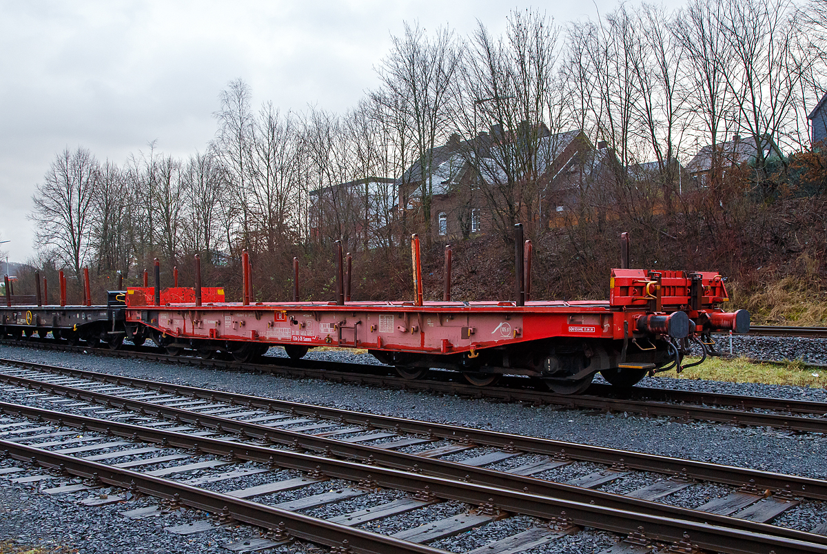 Drehgestellflachwagen mit sechs Radsätzen, mit Rungen, Stirnwandklappen und klappbaren Ladeschwellen, jedoch ohne Seitenwandklappen, der Gattung Samms 489, (31 80 4852 465-8 D-DB) am 29.01.2021 abgestellt in Herdorf auf dem KSW Rbf (Freien Grunder Eisenbahn).

Zusammen mit Stahlkunden entwickelt DB Schenker im Jahre 2007 einen neuen Flachwagen, der auf die Bedürfnisse der Branche noch besser eingeht. Gebaut wurden sie von dem slowakischen Hersteller Tatravagonka a.s. Poprad.

Der Wagen dient mit aufgeklappten Ladeschwellen zur Beförderung von schweren Walzprofilen und anderen sperrigen Gütern. Mit eingeklappten Ladeschwellen, also mit ebener Ladeebene, eignet er sich auch zum Transport schwerer Kettenfahrzeuge. Für das Be- und Entladen solcher Fahrzeuge sind befahrbare Stirnwandklappen vorhanden.
Die Wagenbrücke ist eine in Rahmenbauweise ausgeführte Schweißkonstruktion, deren Hauptbauteile aus S355J2 (St 52) bestehen. Die Hauptbelastungen werden von den äußeren Langträgern aufgenommen. Das Kopfstück und Untergestell sind so ausgebildet, dass später ohne große Änderungen die AK eingebaut werden kann.
Der Fußboden besteht aus Kiefernbohlen mit den Abmessungen 70 x 200 mm; er kann eine Radlast von 5,0 t aufnehmen. Im Fußboden sind 6 geteilte klappbare Ladeschwellen eingebaut, ebenso 6 Zurrpunkte je Längsseite. An den Außenlangträgern sind 26 Bindeösen angebracht.

Das Fahrzeug hat auf jeder Längsseite 6 Einsteckrungen und 6 zusätzliche Rungenschächte, wodurch eine variable Platzierung der Rungen ermöglicht wird (anders als bei den Vorgänger-Modellen). An jeder Stirnseite gibt es je 2 versenkbare Rungen (Fallrungen). Die Stirnwände sind umklappbar.

Die Tragfähigkeit konnte im Vergleich zu anderen Wagen der Bauart Samms auf 105,5 Tonnen gesteigert werden, weshalb bis zu 20 Prozent Wagenresourcen eingespart und die Transportkette optimiert werden kann. Durch den Einsatz der Kunststoff-Bremssohle (Cosind 810) fährt der Wagen lärmreduziert.

TECHNISCHE DATEN:
Gattung: Samms 489 (Gattungskennzahl 4852)
Spurweite: 1.435 mm (Normalspur)
Länge über Puffer: 16.400 mm
Drehzapfenabstand: 9.150 mm
Radsatzstand in den Drehgestellen: 2 x 1.700 mm = 3.400 mm
Raddurchmesser: 920 mm (neu)
Drehgestell-Typ: BA 714.3
Ladelänge: 15.000 mm
Ladebreite: 2.630 mm (zwischen den Rungen)
Fußbodenhöhe über SO: 1.300 mm
Ladefläche: 46 m²
Eigengewicht: 29.400 kg
Zuladung bei Lastgrenze S: 75,5 t (ab Streckenklasse D)
Streckenklasse CE bei max.100 km/h: 90,5 t
Max. Zuladung: 105,5 t
Max. Geschwindigkeit: 100 km/h (beladen) / 120 km/h (leer)
Kleinster Gleisbogenhalbmesser: 75 m
Bauart der Bremse: KE-GP-A (max. 88 t)
Bremssohle: Cosid 810
Verwendungsfähigkeit: TEN-GE
