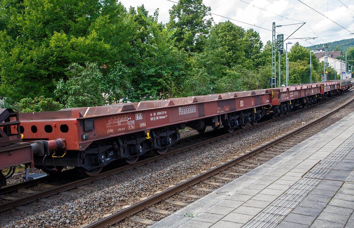 Drehgestellflachwagen mit sechs Radsätzen, mit Lademulden für Coiltransporte (Blechrollen) der Gattung Sahmms 711, UIC-Nummer 31 80 4868 637-8 D-DB der DB Cargo Deutschland AG am 21.08.2021 im Zugverband bei einer Zugdurchfahrt im Bf Kirchen/Sieg.

Von diesen Wagen wurden 450 Stück zwischen 1991 und 1993 von Waggonbau Graaff (eine Tochter der VTG AG) gebaut.

Technische Daten:
Spurweite: 1.435 mm
Anzahl der Achsen: 6 in zwei Drehgestellen
Länge über Puffer: 16.400 mm
Drehzapfenabstand: 9.400 mm
Achsabstand im Drehgestell: 3.400 (2 × 1.700) mm
Gesamter Radsatzstand: 12.800 mm
Ladelänge: 14.920 mm
Ladebreite in den Mulden: 2.455 mm
max Coil-Ø: 2.500 mm
Höchstgeschwindigkeit: 100 km/h (beladen) /120 km/h (leer)
Maximales Ladegewicht: 89 t (Streckenklasse CE oder höher), 74 t bei Streckenklasse D 
Max. Tragfähigkeit: 104 t
Eigengewicht: 30.760 kg
Kleinster bef. Gleisbogenradius: R 75 m
Bauart der Bremse: KE-GP 
Intern. Verwendungsfähigkeit: RIV