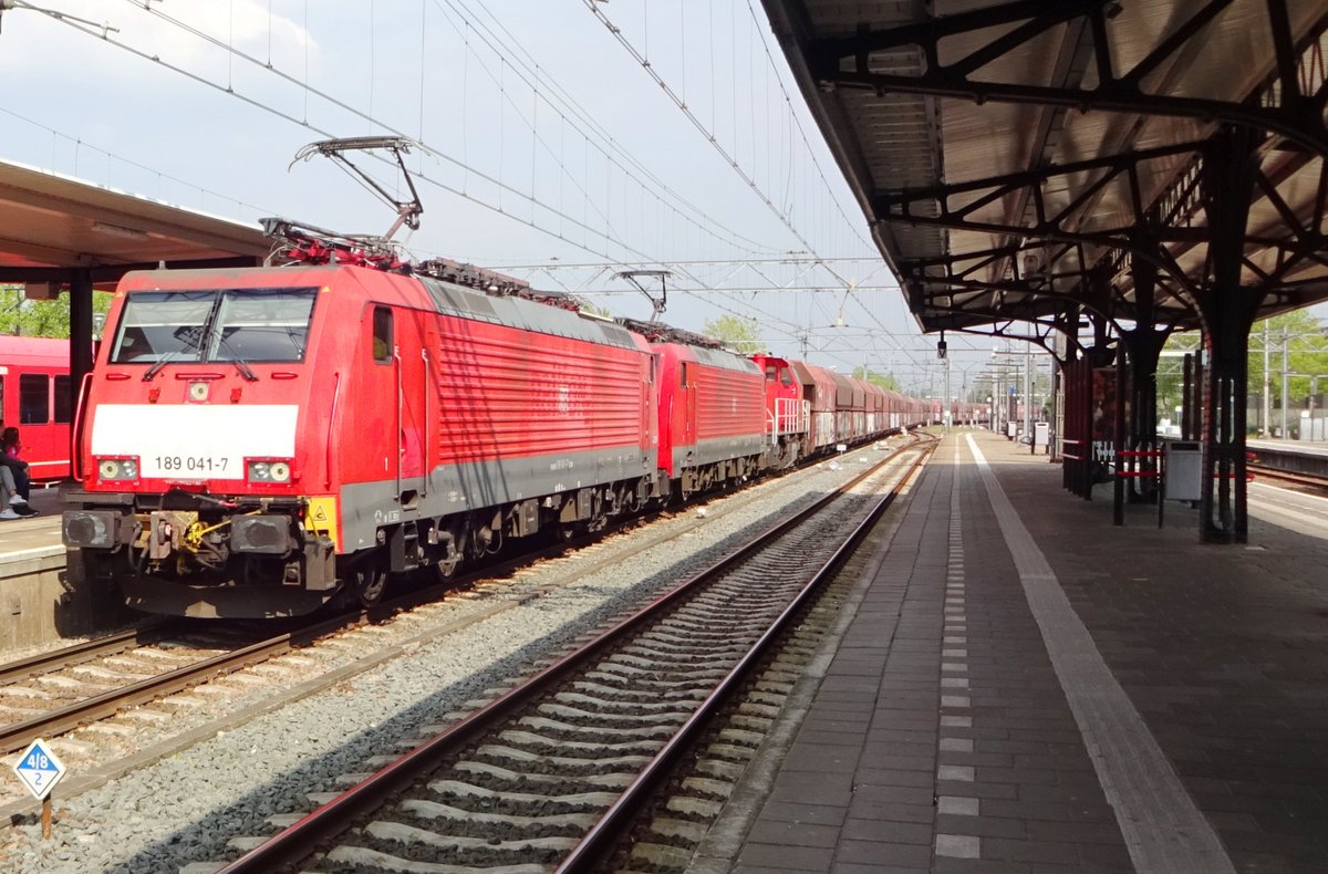 Dreifahtraktion für ein Kohlezug durch Dordrecht am 18 Mai 2019: 189 041, ein 2. 189er und eine 6400 Diesellok sind von die Partie.