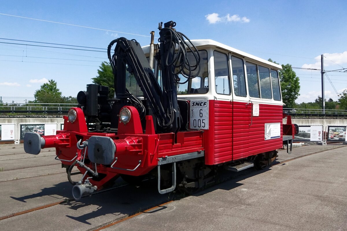 DU 65 6-005 steht am sonnigen 30 Mai 2019 ins Cit du Train in Mulhouse.