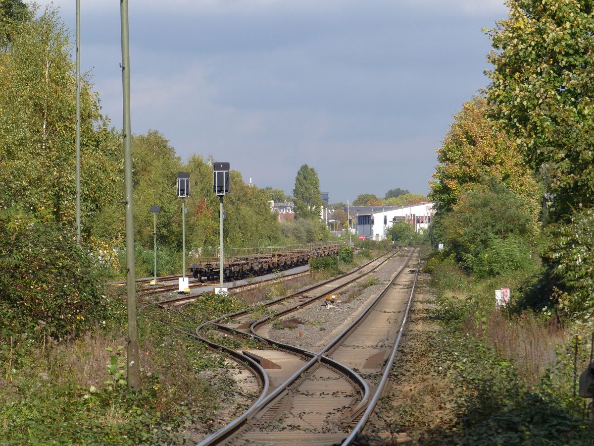 Duisburg-Wanheim berholung Gleise. Wanheim Angerhausen Duisburg. Atroper Strae, Duisburg 13-10-2017.

Duisburg-Wanheim inhaal en kruisingssporen. Wanheim Angerhausen Duisburg. Atroper Strae, Duisburg 13-10-2017.