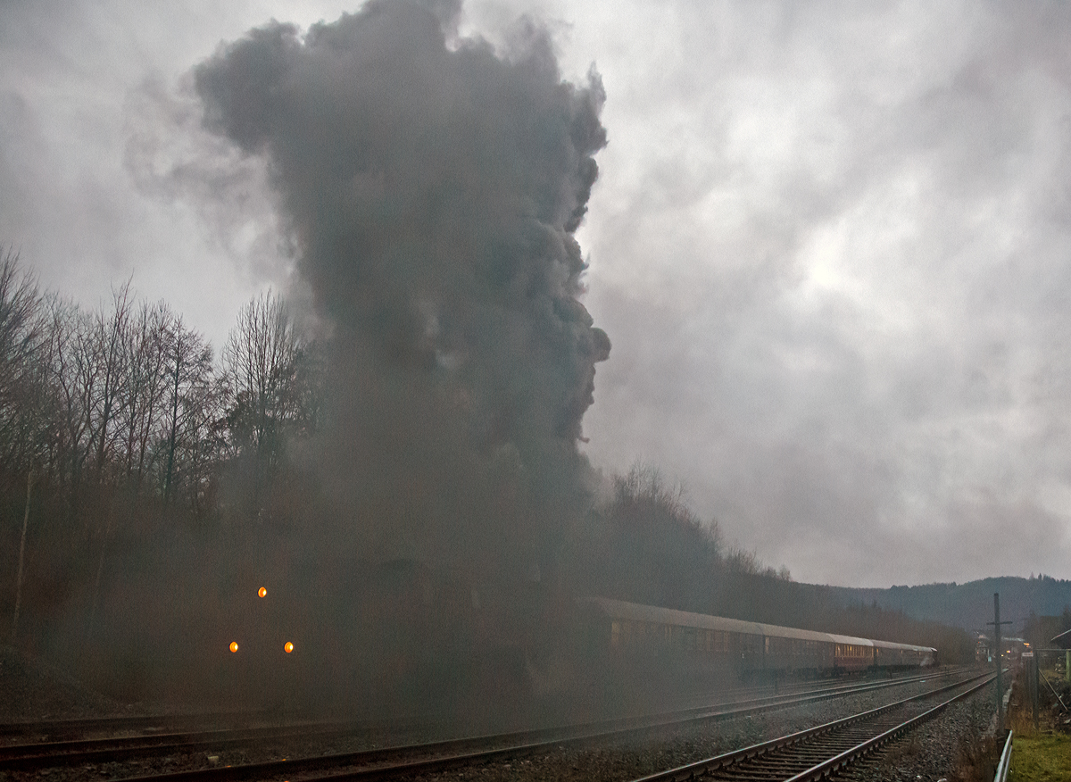 
Durch den mächtigen Rauch kann man die Dreizylinder-Güterzug-Dampflokomotive 58 311 der UEF Ulmer Eisenbahnfreunde (ex DR 58 1111-2, ex DR 58 311, ex G 12 Baden 1125), nur nach erahnen. Sie war mit dem Sonderzug der Eisenbahnfreunde Treysa e.V. von der Bindweide auf der Rückfahrt und musste im Bahnhof Herdorf am 26.01.2019 einen Gegenzug abwarten, nun hat sie Hp 2 (Fahrt) und es geht weiter.