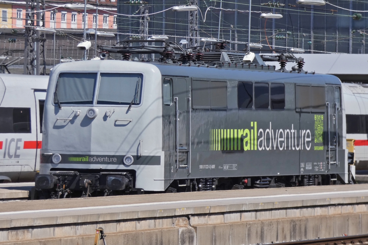 E-Lok 111 222-6, von railadventure, steht am Ende eines Bahnsteiges im Hbf. von M�nchen abgestellt. 01.05.2025