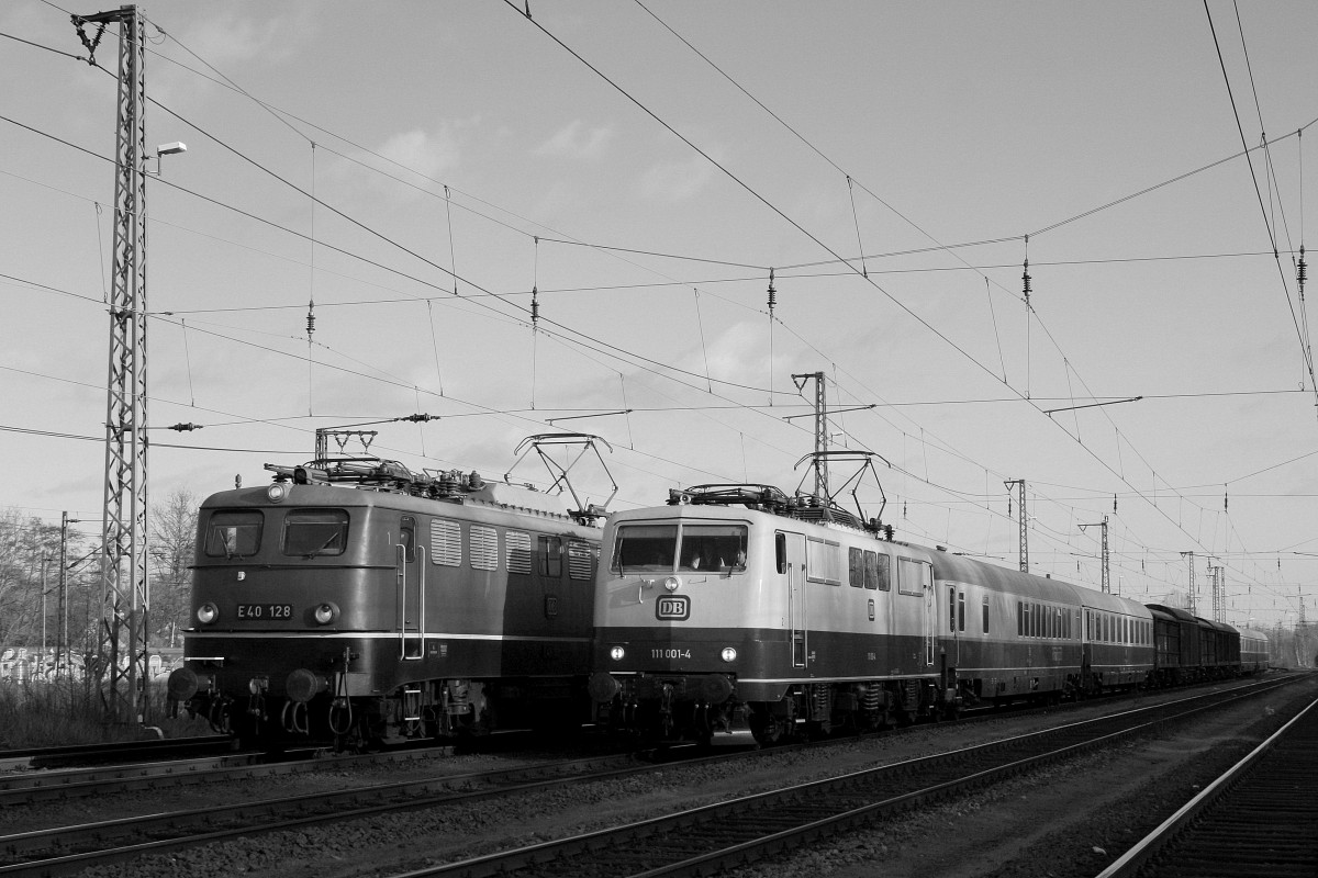 E40 128 & 111 001 treffen sich am 11.03.2015 im Betriebsbahnhof Hamburg-Harburg

Die E40 hat am 10.03.2015 Güterwagen für DB Training von Koblenz nach Hamburg überführt und fuhr Lz ab Hamburg-Harburg weiter nach Kiel.

Am 11.03.2015 fuhr die E40 mit 628 201 nach Hamburg-Harburg um dort auf die Kollegen mit der 111 001 die weitere Güterwagen aus Lichtenfels Überführten.

Das Bild entstand bei der Einfahrt der 111 001 bei Ankunft aus Lichtenfels.

Nach Ausrangieren der Güterwagen aus dem Zugverband wurde dann der Zug zur Heimfahrt nach Koblenz zusammengestellt.

Die Personenwagen dienten als Begleitwagen.

Folgende Zugzusammenstellung war für die Rückreise vorgesehen und Zusammengestellt worden:

111 001
E40 128
D-DB 61-80 19-95 029-3 Avmz
D-DB 61-80 19-95 021-0 Avmz
D-DB 61-80 19-90 134-6 Avmz
D-DB 61-80 89-90 401-4 WGmh
D-DB 61-80 89-90 001-2 WGSmz
95 80 0628 201-5 D-DB