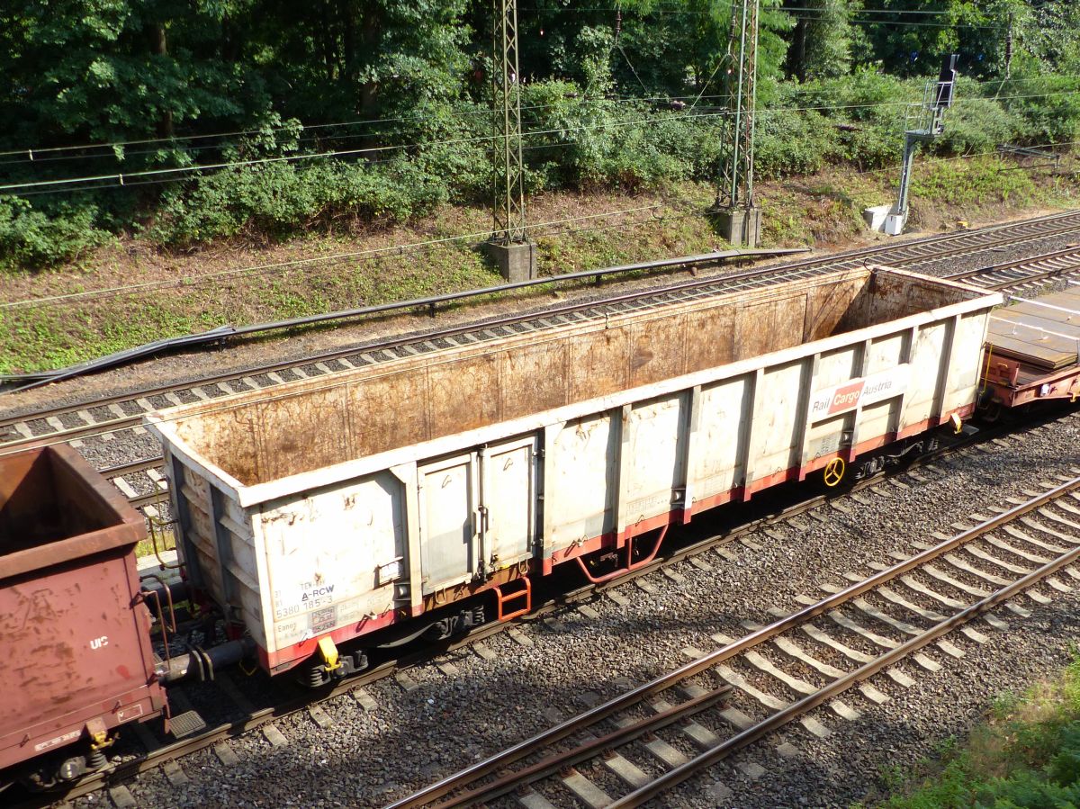 Eanos Offener Drehgestell-Wagen aus sterreich mit Nummer 31 TEN-RIV 81 A-RCW 5380 185-3 Abzweig Lotharstrasse, Aktienweg, Duisburg, Deutschland 13-07-2017.

Eanos vierassige hoge bakwagen van RCW uit Oostenrijk met nummer 31 TEN-RIV 81 A-RCW 5380 185-3 Abzweig Lotharstrasse, Aktienweg, Duisburg, Duitsland 13-07-2017.