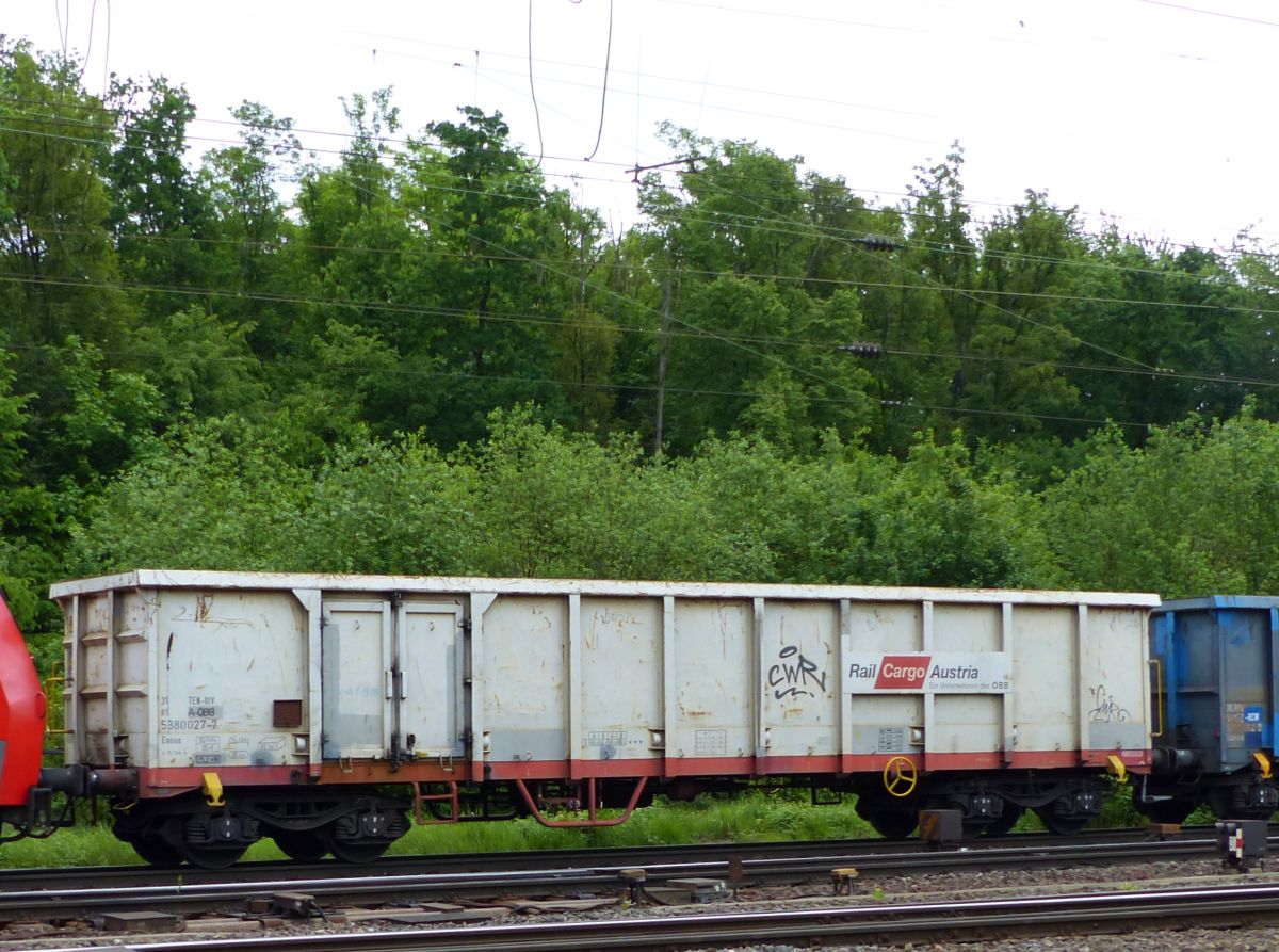 Eanos offener Drehgestell-Wagen der BB mit Nummer 31 TEN-RIV 81 A-BB 5380 027-7 Rangierbahnhof Gremberg, Kln, Deutschland 20-05-2016. 

Eanos vierassige hoge bakwagen van de BB met nummer 31 TEN-RIV 81 A-BB 5380 027-7 rangeerstation Gremberg, Keulen, Duitsland 20-05-2016.
