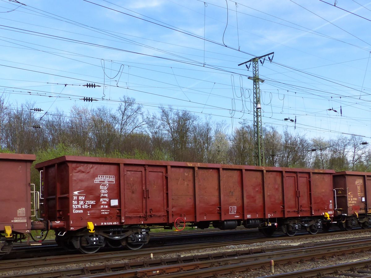 Eanos Offener Drehgestell-Wagen der ZSSKC aus Slowakei mit Nummer 31 RIV 56 SK-ZSSKC 5376 415-1 Rangierbahnhof Kln Gremberg, Deutschland 31-03-2017.


Eanos hoge bakwagen va ZSSK Cargo uit Slowakije met nummer 31 RIV 56 SK-ZSSKC 5376 415-1 rangeerstation Keulen Gremberg, Duitsland 31-03-2017.


