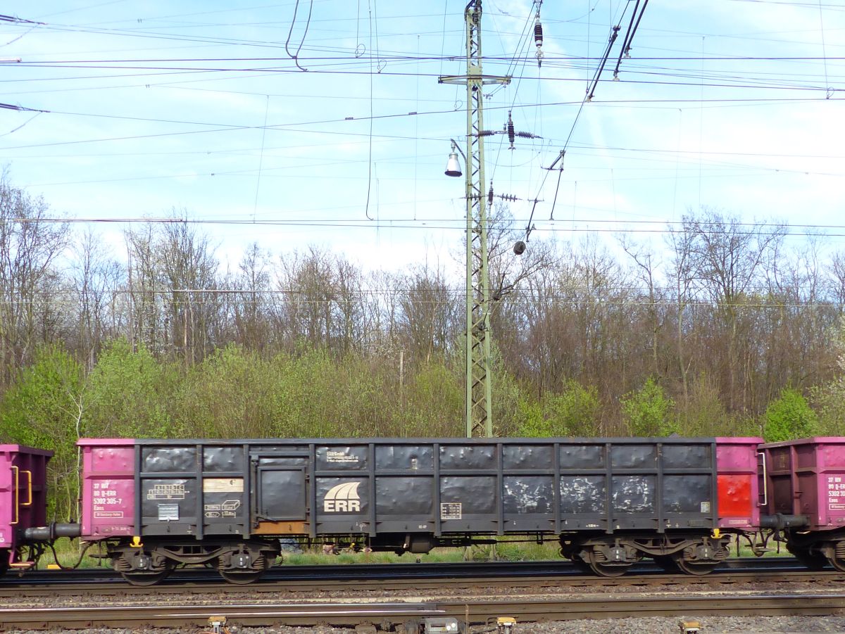 Eaos Offener Drehgestell-Wagen der ERR mit Nummer 37 RIV 80 D-ERR 5302 305-7 Rangierbahnhof Kln Gremberg, Porzer Ringstrae, Kln 31-03-2017.

Eaos vierassige hoge bakwagen van ERR met nummer 37 RIV 80 D-ERR 5302 305-7 rangeerstation Keulen Gremberg, Porzer Ringstrae, Keulen 31-03-2017.