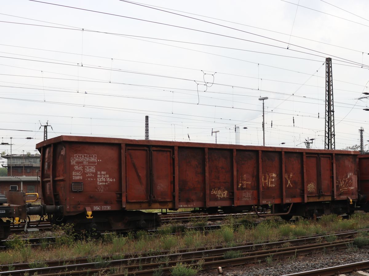 Eaos-x 052 DB Cargo offener Drehgestell-Wagen mit Nummer 31 RIV 80 D-DB 5376 154-6 Gterbahnhof Oberhausen West, Deutschland 18-08-2022.

Eaos-x 052 vierassige hoge bakwagen met nummer 31 RIV 80 D-DB 5376 154-6 goederenstation Oberhausen West Duitsland 18-08-2022.