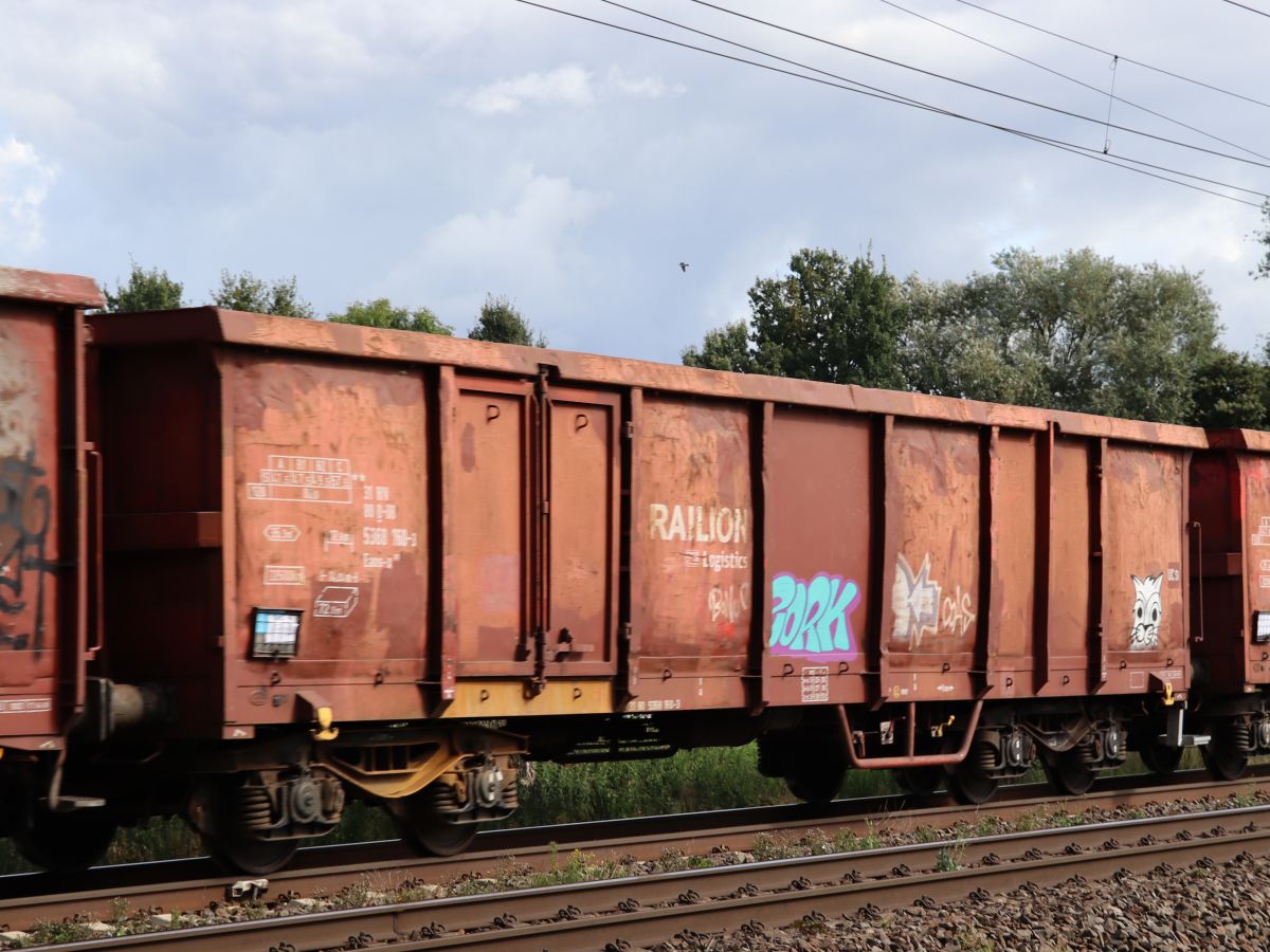 Eaos-x DB Cargo offener Drehgestell-Wagen mit Nummer 31 RIV 80 D-DB 5368 160-3 und Aufschrift  RAILION . Devesstrae, Salzbergen, Deutschland 16-09-2021.

Eaos-x hoge bakwagen van DB Cargo met opschrift  RAILION  en met nummer 31 RIV 80 D-DB 5368 160-3 Devesstrae, Salzbergen, Duitsland 16-09-2021.