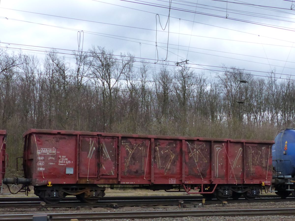 Eaos-x offener Drehgestell-Wagen mit Nummer 31 RIV 80 D-DB 5403 425-7 Rangierbahnhof Kln Gremberg 08-03-2018.

Eaos-x hogebakwagen met nummer 31 RIV 80 D-DB 5403 425-7 rangeerstation Keulen Gremberg 08-03-2018.