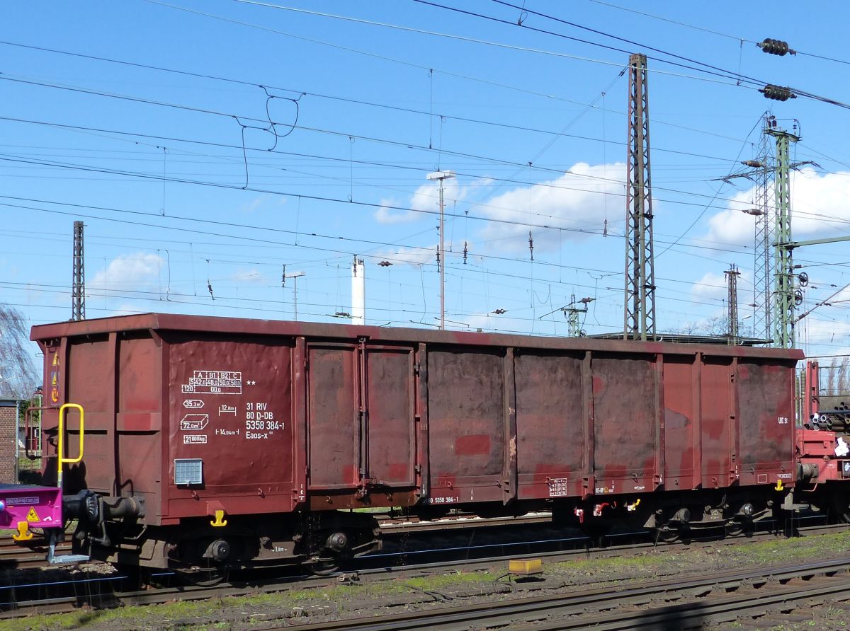 Eaos-x offener Drehgestell-Wagen mit Nummer 31 RIV 80 D-DB 5358 384-1 Gterbahnhof Oberhausen West, Deutschland 12-03-2020.

Eaos-x vierassige hoge bakwagen met nummer 31 RIV 80 D-DB 5358 384-1 goederenstation Oberhausen West, Duitsland 12-03-2020.