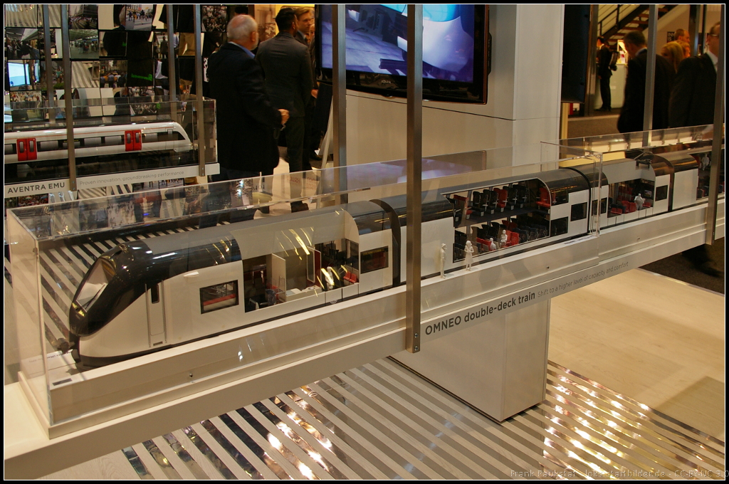 Ebenfalls als Modell ausgestellt ist der Doppelstockzug OMNEO Regio 2N von Bombardier. Die Firma war mit einem gro�en Messestand auf InnoTrans 2014 vertreten