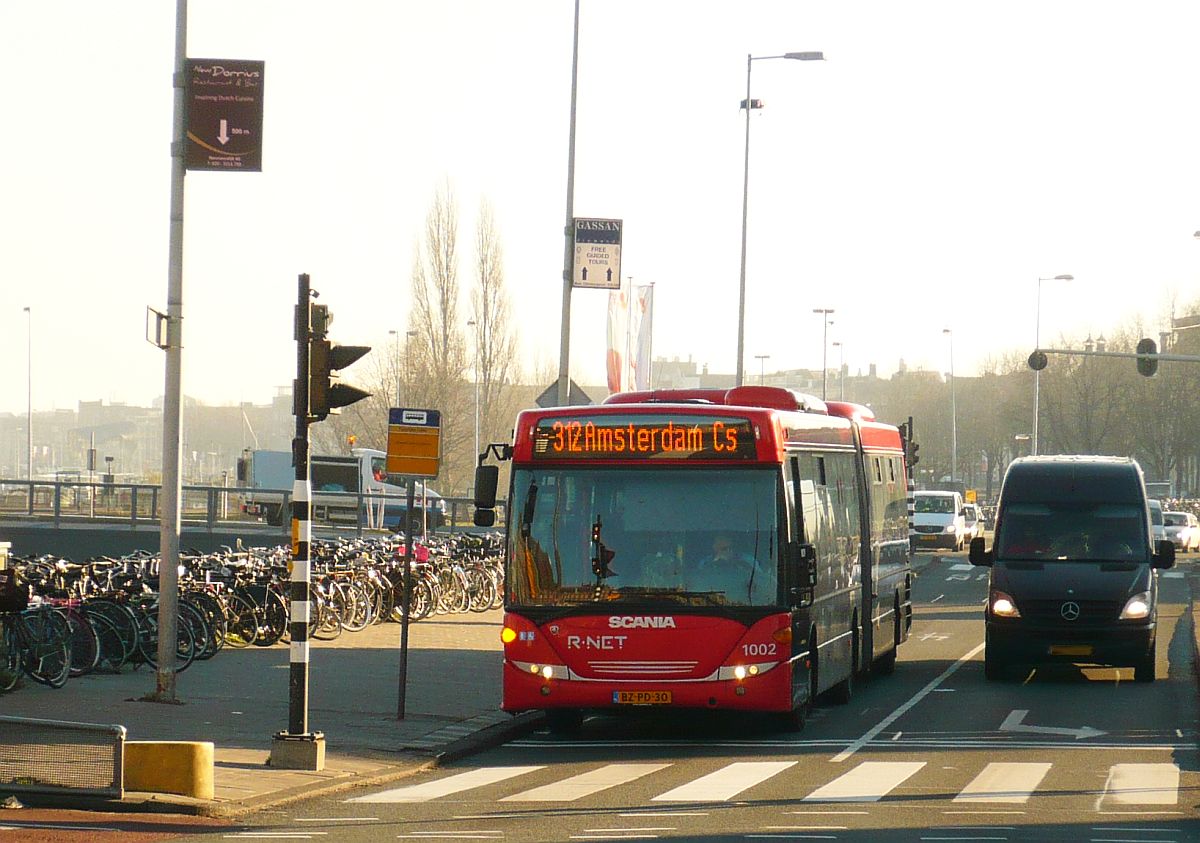 EBS bus 1002 Scania Omnilink G R-net in sinds 22-11-2011. Prins Hendrikkade Amsterdam 11-12-2013.