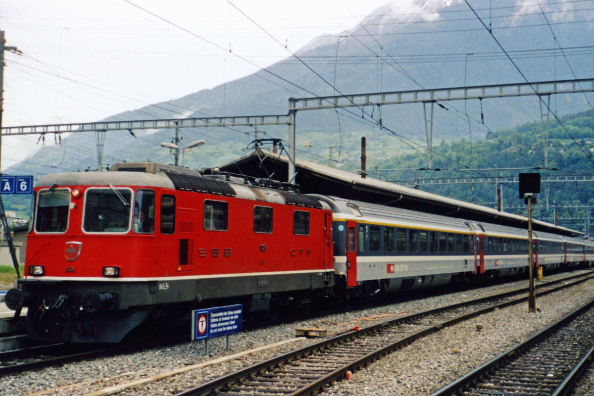 EC 90 VAUBAN steht mit 11128 am 20.Mai 2006 in Brig. 