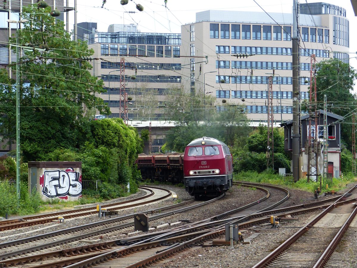 EfW Verkehrsgesellschaft Diesellokomotive 215 028-2 Bahnhof Dsseldorf-Rath 09-07-2020.


EfW Verkehrsgesellschaft diesellocomotief 215 028-2 station Dsseldorf-Rath 09-07-2020.