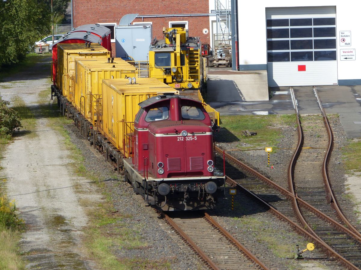 EfW Verkehrsgesellschaft mbH Diesellok 212 325-5 Duisburg Entfang 14-09-2017.

EfW Verkehrsgesellschaft mbH dieselloc 212 325-5 Duisburg Entfang 14-09-2017.