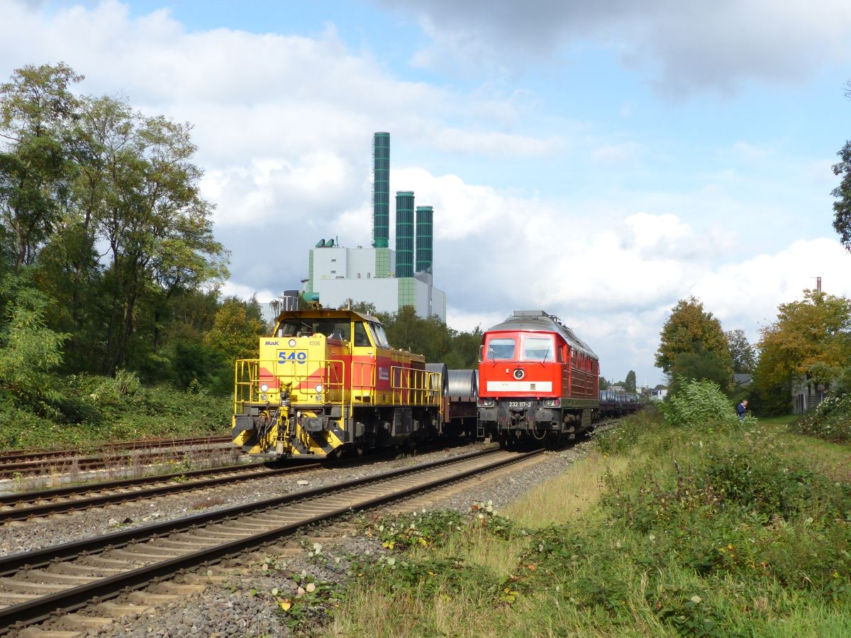 EH (Eisenbahn und Hfen GmbH) Diesellok 549 en DB Cargo Diesellok 232 117-2 Wanheim, Angerhausen, Duisburg. Atroper Strae, Duisburg 13-10-2017.

EH (Eisenbahn und Hfen GmbH) dieselloc 549 en DB Cargo dieselloc 232 117-2 Wanheim, Angerhausen, Duisburg. Atroper Strae, Duisburg 13-10-2017.