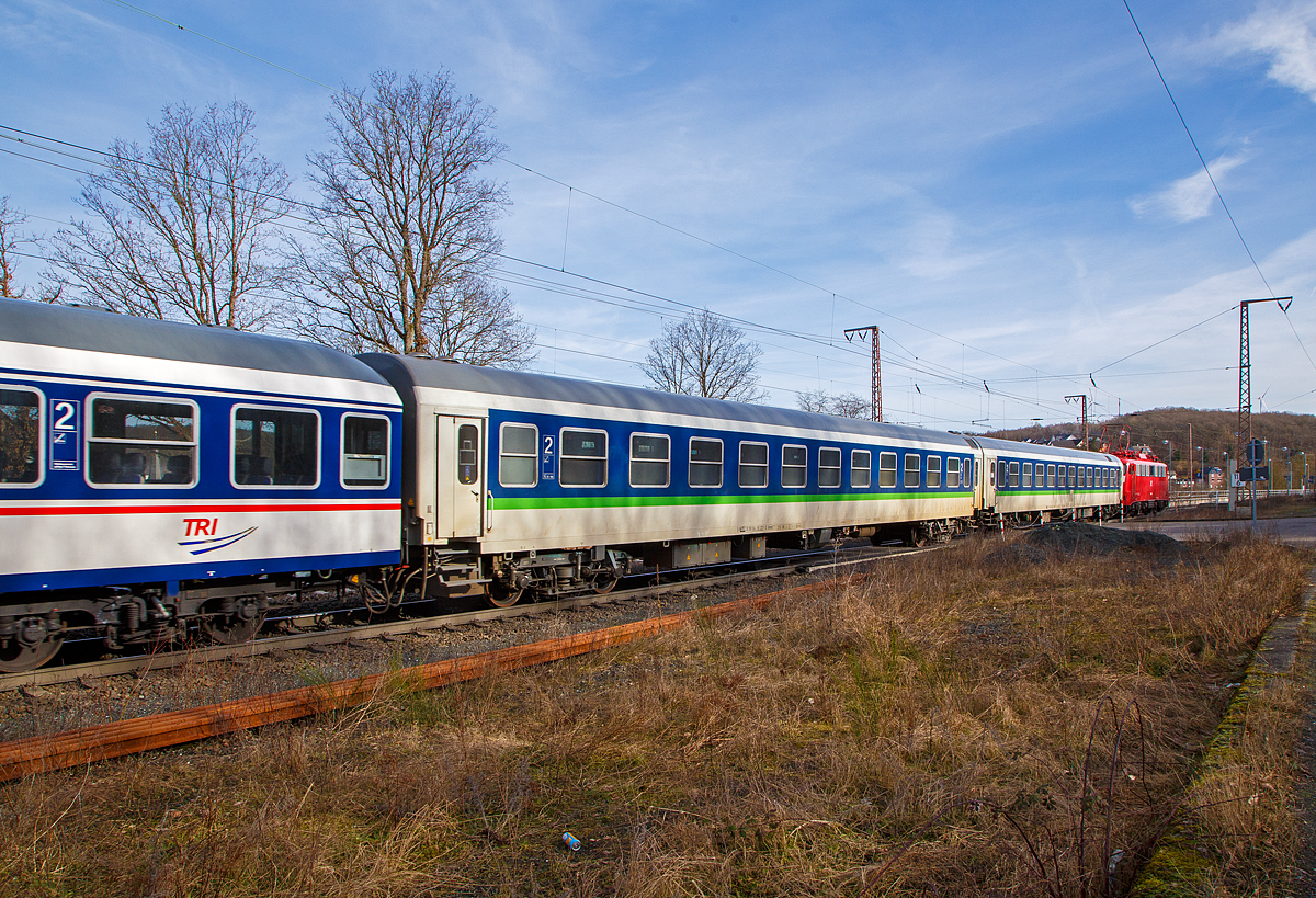 Ehemaliger „Halberstädter“ 2. Klasse  DR-IC- Reisezugwagen, D-TRAIN 51 80 84-90 207-2 Bomdz 236.9 der TRI - Train Rental GmbH, am 12.02.2022 bei einer Zugdurchfahrt in Rudersdorf. Zuglok war die GfF 110 459-5 der Gesellschaft für Fahrzeugtechnik mbH.

Als UIC-Z-Wagen der DR wird eine Serie von Reisezugwagen der Deutschen Reichsbahn bezeichnet, die überwiegend im Raw Halberstadt, aber auch im VEB Waggonbau Bautzen hergestellt wurde. Diese Wagen wurden je nach dem Herstellerort als „Halberstädter“ bzw. „Bautzener“ Wagen bekannt. 

Dieser  Wagen wurde 1991 als 51 80 21-95 505-7 Bomz 2194 vom Raw Halberstadt gebaut, nach dem Zusammenschluss zum 01.01.1994 zur DB AG wurde er als D-DB 51 80 21-95 506-8 Bomz 236.1 bezeichnet. Nach Umbau 2000 als D-DB 51 80 84-90 207-2 Bomdz 236.9 (der DB Fernverkehr AG), dann wurde er an die PRESS - Eisenbahn-Bau- und Betriebsgesellschaft Pressnitztalbahn mbH verkauft und 2021 ging er an die TRI - Train Rental GmbH (Einsatz im Vorlaufbetrieb RE 11 „Rhein-Hellweg-Express“).

TECHNISCHE DATEN:
Spurweite: 1.435 mm
Länge über Puffer: 26.400 mm
Wagenkastenlänge: 26.100 mm
Wagenkastenbreite:  2.825 mm
Höhe über Schienenoberkante: 4.050 mm
Drehzapfenabstand: 19.000 mm
Achsstand im Drehgestell: 2.600 mm
Drehgestellbauart:  GP 200-S-Mg
Leergewicht: 42 t
Höchstgeschwindigkeit:  200 km/h
Sitzplätze: 66
Abteile: 11 der  2. Klasse
Toiletten: 2 
Zulassung: RIC
Bremse: KE-GPR-Mg (D)