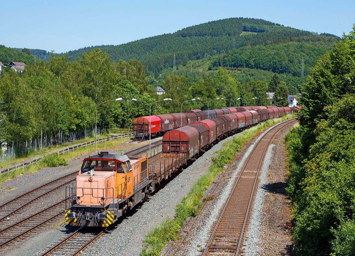 Eigentlich recht früh....
Die Lok 42 (92 80 1277 902-3 D-KSW) der KSW (Kreisbahn Siegen-Wittgenstein) fährt am 04.06.2015 mit ihrem langen Übergabezug von Herdorf in Richtung Betzdorf/Sieg los. Da die Wagen alle leer sind, zieht die Lok den Zug mit Leichtigkeit.

Die Lok ist Vossloh MaK G 1700 BB sie wurde 2001 unter der Fabriknummer 1001108 bei Vossloh gebaut, und war die erste gebaute G 1700 BB