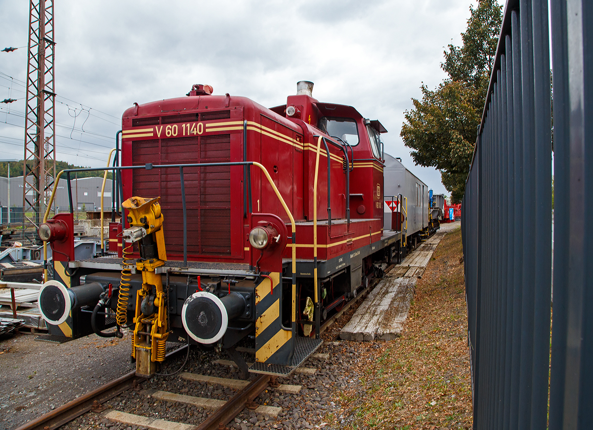 Eigentlich war heute kein Fotowetter, aber wir wollen doch mal raus und hatten Glück....
Die V 60 1140 (98 80 3 365 140-3 D-VEB) der VEB Vulkan-Eifel-Bahn (Gerolstein) steht am 03.10.2021 in Kreuztal auf dem Betriebsgelände der KAF Falkenhahn Bau AG (zum Glück ist der Zaun sehr weitmaschig) mit dem Tragschnabelwagen der Gattung Uaai 687.9 (84 80 996 0 003-5 D-AMPR) und dem Wohn-Werkstattwagen 440 (40 80 1501 002-3 D-AMPR) beide der Amprion GmbH.

Lebenslauf der V 60 (schwere Bauart):
Gebaut wurde die Lok 1963 von MaK in Kiel unter der Fabriknummer 600455 und als V 60 1140 an die Deutsche Bundesbahn geliefert. Zum 01.01.1968 erfolgte die Umzeichnung in DB 261 140-8. Im Jahr 1987 erfolgte ein	 Umbau bzw. die Ausrüstung mit Funkfernsteuerung (Vorserie). Zum 01.10.1987 wurde sie zur Kleinlok und somit zur 361 140-7, da sie eine Funkfernsteuerung hatte wurde sie zum 01.01.1988 nun zur 365 140-3 umgezeichnet.  Bei der DB AG erfolgte 2005 die z-Stellung und 2006 letztendlich die Ausmusterung. Einige Zeit war sie bei der RSE Rhein-Sieg-Eisenbahn in Bonn-Beuel bis sie im Februar 2012 an die VEB Vulkan-Eifel-Bahn in Gerolstein ging.
