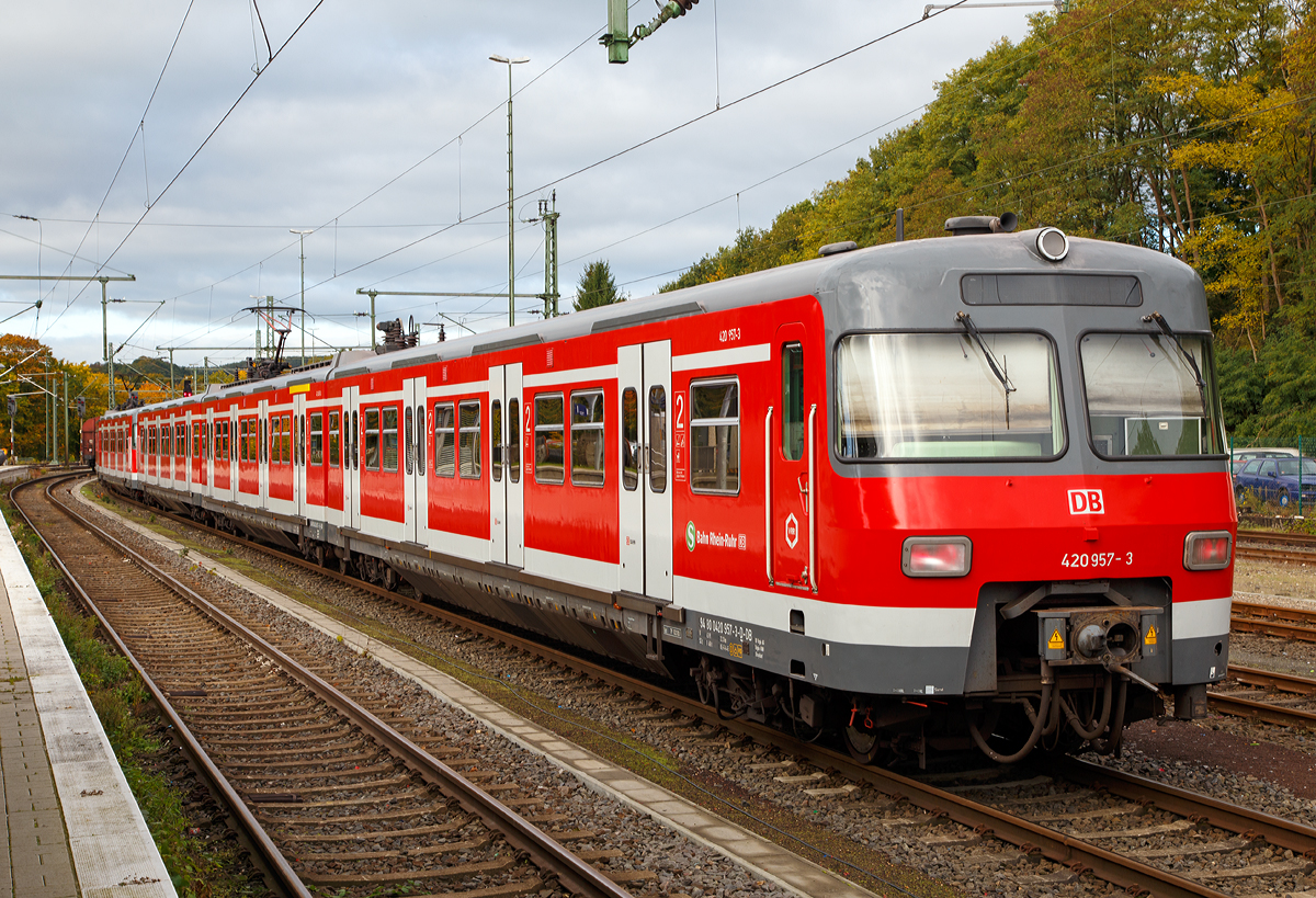 Ein 420er Langzug bzw. zwei gekuppelte dreiteilige ET 420 (420 936-7 / 420 436-8 und 420 457-4 / 420 957-3) der S-Bahn Rhein-Ruhr am 06.10.2015 im Bf Au (Sieg), der gleich wieder in Richtung Köln fährt. 

Ein etwas ungewöhnlicher Besuch im Bf Au(Sieg) denn hier fährt eigentlich die S-Bahn Köln und nicht die S-Bahn Rhein-Ruhr.  Meine Vermutung ist das er wohl auf Probefahrt war.