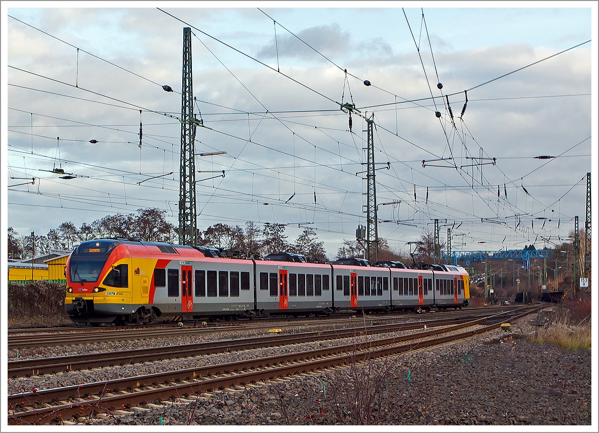 Ein 5-teiliger Flirt 429 042 / 542 der HLB (Hessischen Landesbahn) als RE 40 Gießen-Siegen, fährt am 23.12.2013 in  den Bahnhof Wetzlar ein. 

Wie hier in Hessen wird der Zug als RE 40 geführt, in NRW wo sich die Endstation Siegen Hbf befindet wird er als RE 99 geführt.