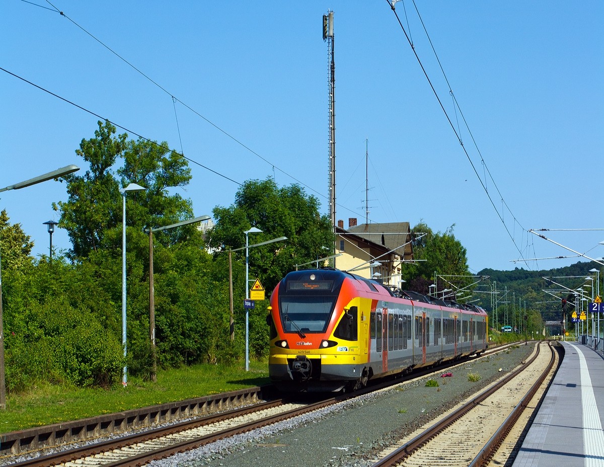 Ein 5-teiliger Flirt 429 546 / 046 der HLB (Hessischen Landesbahn) als RE 40 Gieen-Siegen, fhrt am 07.07.2013 durch den Bahnhof Ehringshausen in Richtung Siegen. Wie hier in Hessen wird der Zug als RE 40 gefhrt, in NRW wo sich die Endstation Siegen Hbf befindet wird er als RE 99 gefhrt.