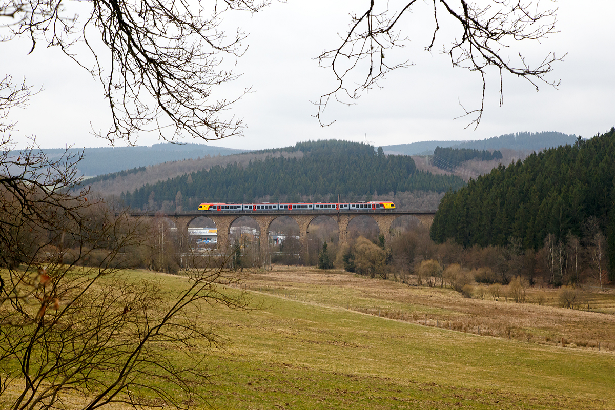 
Ein 5-teiliger Stadler Flirt der HLB Bahn (Hessischen Landesbahn) fährt am19.03.2016 als RE 99 Main-Sieg-Express (Frankfurt am Main - Gießen - Siegen) über den Rudersdorfer Viadukt in Richtung Siegen. 

Hier an diese etwas höhere Fotostelle muss ich wohl noch mal bei besserem Licht hin...