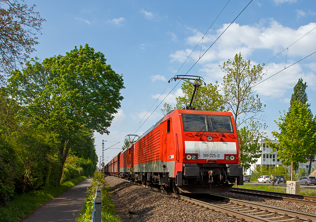 
Ein „Erzbomber“ auf dem Weg an die Saar....
Die DB 189 025-0 und 189 038-3 der DB Cargo AG fahren am 30.04.2019 mit einem Erzzug durch Bonn-Gronau (nähe dem Bf Bonn UN Campus) in Richtung Koblenz.