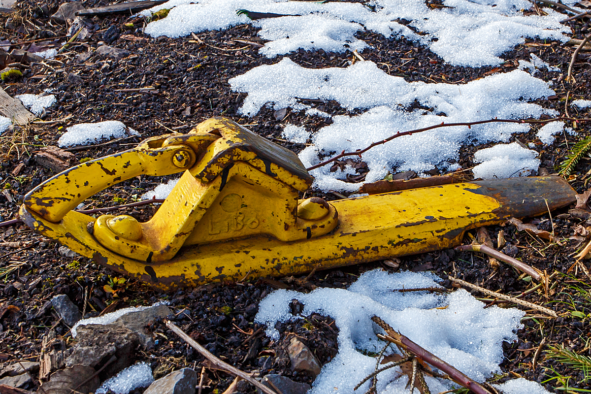 
Ein abgelegter Hemmschuh LiBo am 08.02.2015 in Herdorf (KSW - Freien Grunder Eisenbahn). 

Hemmschuhe werden beim Rangieren von Eisenbahnwagen verwendet, hier in erster Linie im Abstoß- und Ablaufverfahren. Seine Unterseite muss auf das Profil der Schiene passen, auf der er verwendet werden soll. Aus diesem Grund gibt es mehrere Hemmschuhformen für die verschiedenen Schienenprofile. 