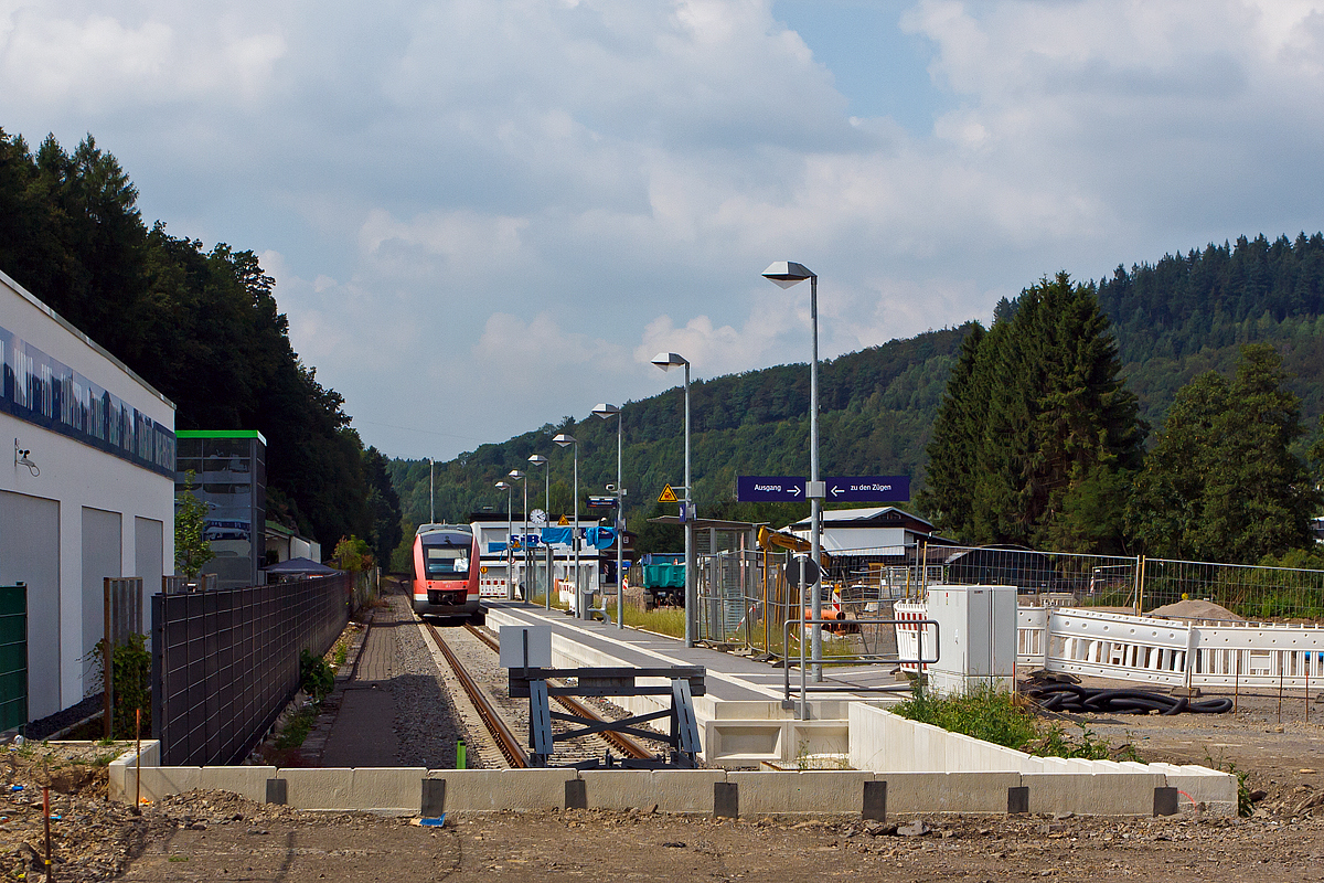 Ein Alstom Coradia LINT 27 der DreiLänderBahn (DB Regio NRW) verlässt als RB 92  Biggesee-Express  Olpe - Finnentrop den Haltepunkt Olpe. 

Olpe ist heute nur noch Haltepunkt, bis 1983 war es ein Durchgangsbahnhof (das Bahnhofsgebäude steht noch) an der KBS 442  Biggetalbahn  (Finnentrop - Olpe - Freudenberg). Olpe ist heute die Endstation der nun 23,6 km langen eingleisigen, nicht elektrifizierten Nebenbahn. 

Der Haltepunkt wurde 2013 um ca. 100 m vor den ehemaligen Bahnhof vorverlegt und das Gleis ist abgebaut. Um das Bahnhofsareal wird zur Zeit noch viel gebaut.