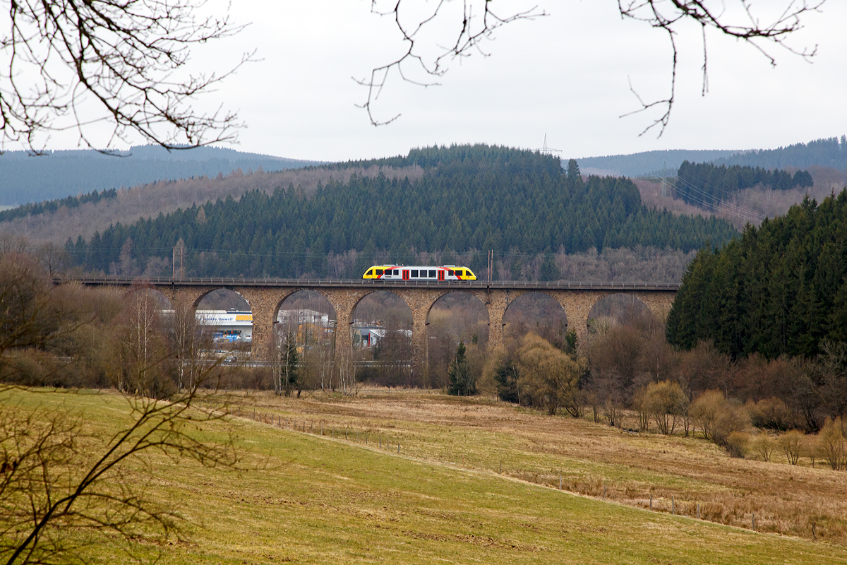 
Ein Alstom Coradia LINT 27 der HLB (Hessische Landesbahn) fährt als RB 95  Sieg-Dill-Bahn  Siegen - Dillenburg am 19.03.2016 über den Rudersdorfer Viadukt in Richtung Dillenburg. 

Hier an diese etwas höhere Fotostelle muss ich wohl noch mal bei besserem Licht hin...