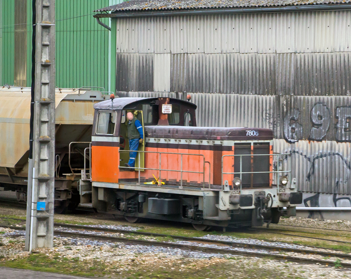 
Ein Aus-dem-Zug Bild - Die Kleindiesellok Y 7806 beim Rangieren mit Getreidewagen, hier am 27.03.2015 kurz vor Lyon.

Ab 1958 begann die SNCF intensiv mit der Verdieselung des unwirtschaftlichen Rangierbetriebs mit Dampfloks. Hierfür beschafften sie die zweiachsigen Kleinloks der Baureihe Y 7100, welche bis Dezember 1962 mit insgesamt 210 Exemplaren in Dienst gestellt wurde. Alle besaßen einen Poyaud-Dieselmotor des Typs  6 PYT / SG  mit einer Leistung von 150 kW (205 PS). Die Leistungsübertragung erfolgte vom Motor über ein hydromechanisches Voith-Getriebe des Typs  L 312 U  und weiter über Rollenketten auf die beiden Achsen. Die Y 7192 erhielt 1960 versuchsweise eine mechanische Kraftübertragung eingebaut und wurde dann in Y 7001 umgezeichnet. Sie bildete den Prototyp für die Baureihe Y 7400, deren Auslieferung ab März 1963 begann.

Äußerlich weitgehend unverändert von der BR Y 7100 und mit gleichem Motor, aber nun mit mechanischem Getriebe, hydraulischer Ferodo-Kupplung, und wiederum über Rollenketten auf die beiden Achsen. Insgesamt wurden 488 Loks der BR Y 7400 bis Oktober 1972 in Dienst gestellt, wobei die ersten 120 bei Decauville, die nächsten 105 von De Dietrich und die letzten 263 bei Moyse gebaut wurden.

Seit 2008 wurden und werden viele Kleindieselloks der Baureihen Y 7100 und Y 7400 in die Baureihe Y 9000 umgebaut. Heute können noch ungefähr 90 nicht umgebaute Y 7400 im Einsatz angetroffen werden.

TECHNISCHE DATEN der Y 7400:
Spurweite: 1.435 mm
Achsfolge: B’
Gebaute Stückzahl: 489 (Y 7001 und Y 7401-7888)
Baujahre: 1963 bis 1972
Länge über Puffer: 8.940 mm
Achsabstand: 3.685 mm
Treibraddurchmesser: 1.050 mm
maximale Breite: 2.870 mm
Höhe: 3.868 mm
Dienstgewicht: 32,0 t
Achslast: 16 t
Höchstgeschwindigkeit: 60 km/h
Motor: 6-Zylinder-Dieselmotor vom Typ Poyaud 6 PYT / SG 
Motorleistung: 152 kW (207 PS)
Dauerleistung: 129 kW
Anfahrzugkraft:  73 kN
Tankvolumen: 400 l
